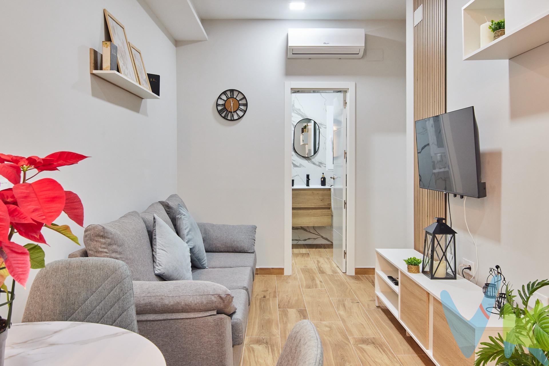 Exclusividad, diseño y confort se unen en esta joya recién reformada, lista para entrar a vivir en el corazón de la capital gaditana. Ubicado en la zona más codiciada de la ciudad, este piso ha sido sometido a una reforma integral de alta calidad con acabados modernos y funcionales. Dispone de tres dormitorios amplios, dos de ellos son dobles, ofreciendo gran versatilidad. El dormitorio principal cuenta con armario empotrado, split de aire acondicionado y con acceso y ventilación a patio privado de la vivienda. El segundo dormitorio, también doble, cuanta igualmente con armario empotrado y ventilación directa a la calle. El dormitorio individual es de buen tamaño y tiene ventana al patio principal del edificio. Salón con cocina americana con una distribución óptima para diferenciar un ambiente del otro, con ventana al patio principal del edificio y split de aire acondicionado frío y calor. Suelo cerámico de diseño de alta calidad que aporta elegancia y fácil mantenimiento, paredes de perlita, carpintería interior con puertas lacadas en blanco. Vive el pulso de Cádiz. Situado en el centro histórico, a escasos metros de la Plaza de San Antonio y Plaza del Mentidero, tendrás a tu alcance todos los servicios, comercios, la gastronomía local y estarás a pocos minutos de los principales puntos de interés y la playa de La Caleta. *Gastos, impuestos y honorarios de agencia no incluidos en el precio. *Si estás interesado en esta vivienda pero tienes que vender, contacta con nosotros, te ayudamos a encontrar comprador para tu vivienda