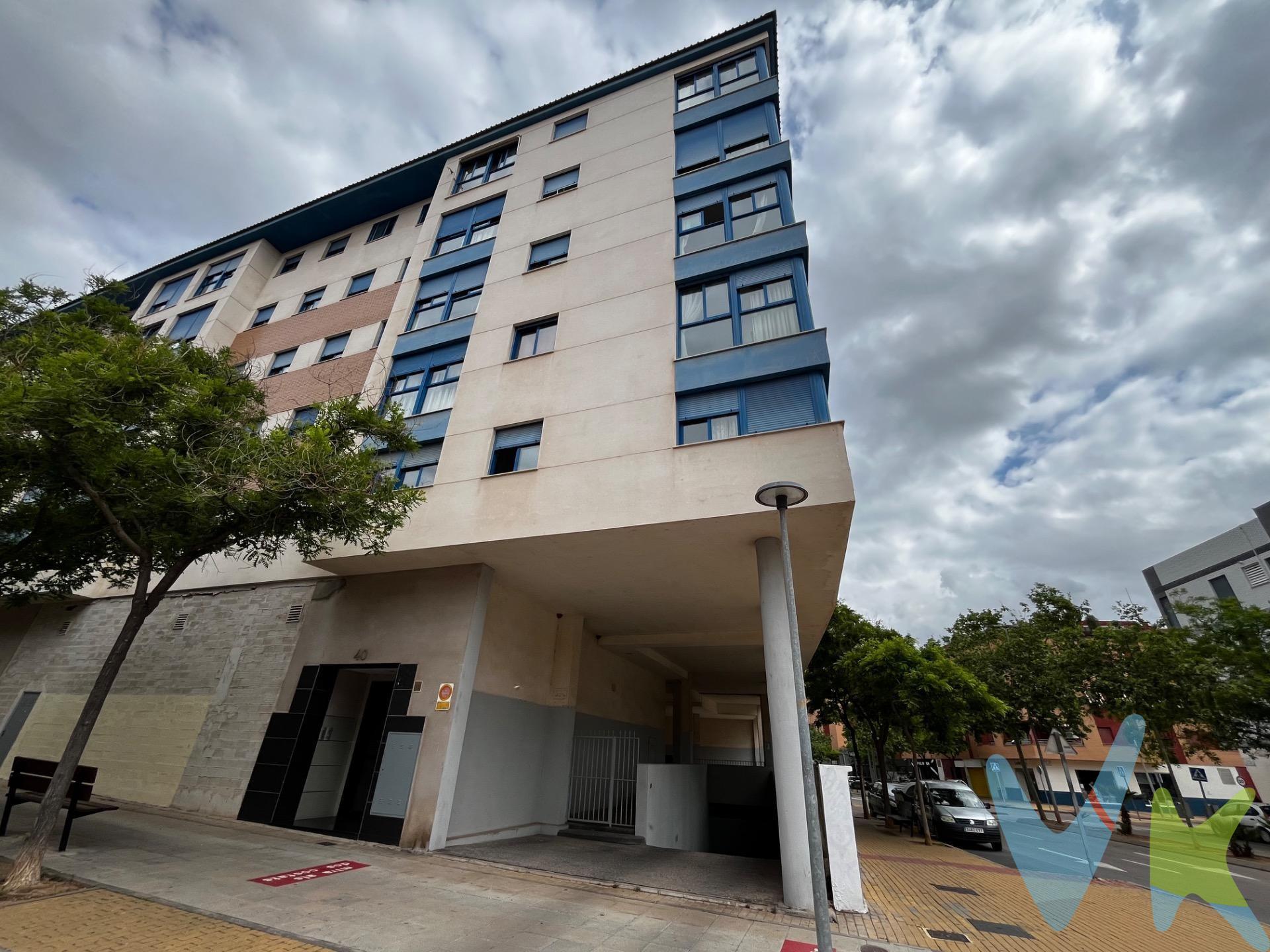 Plaza de garaje de 14 m² útiles situada en una ubicación muy práctica, con acceso por Passeig de la Universitat, 40 y salida por Carrer de José María Mulet Ortiz, 20. Se trata de una de las plazas más amplias de la zona, lo que facilita notablemente las maniobras y permite estacionar cómodamente vehículos grandes o incluso una furgoneta. Su cercanía a la entrada permite un acceso cómodo y rápido, sin recorridos innecesarios dentro del garaje. Además, no dispone de columnas que dificulten el estacionamiento, lo que aporta mayor seguridad y comodidad en el uso diario. La plaza se encuentra en una zona más independiente respecto al resto, con solo una plaza contigua, reduciendo así el riesgo de roces o golpes. Ubicada en plena zona universitaria, en un entorno muy demandado, destaca tanto por su accesibilidad como por su funcionalidad. El acceso al garaje cuenta con puerta automática mediante mando, además de llave de acceso peatonal y sistema de apertura manual para la salida. Una opción cómoda y bien ubicada para quienes buscan practicidad y facilidad de uso en su día a día. Por mandato expreso del propietario comercializamos este inmueble mediante contrato de multi-exclusiva, por el cual numerosas agencias colaboradoras, nacionales e internacionales, ofrecen esta vivienda a sus potenciales compradores, todo ello garantizando un servicio de calidad, un trato fácil, sencillo y sin interferencias de terceros, ya que la gestión es a través de nuestra agencia. *Impuestos, gastos de compraventa tales como honorarios agencia y financiación no incluidos. 