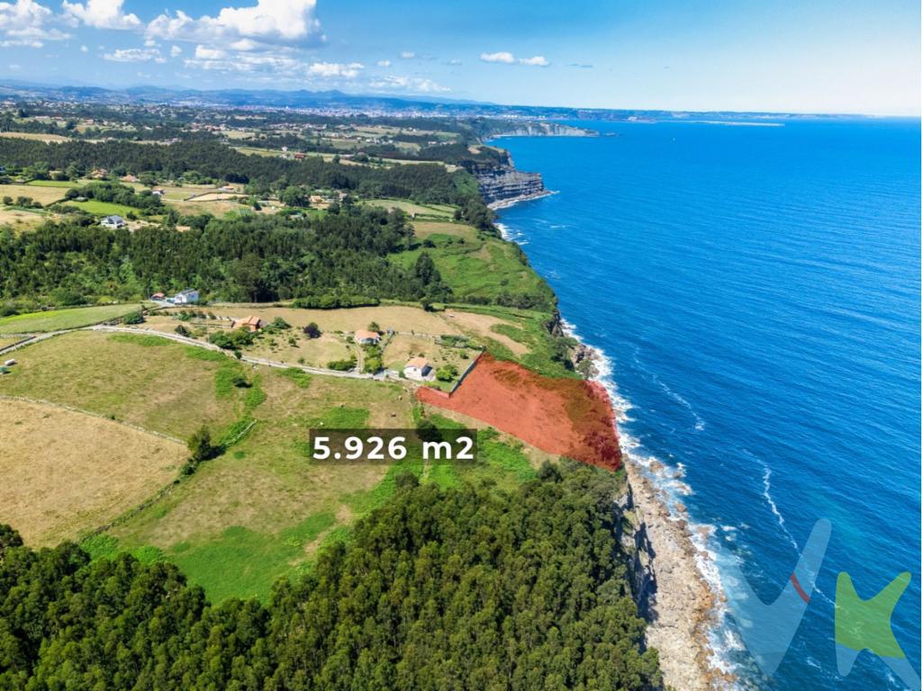 En lo alto de Quintes, con el mar como horizonte, se encuentra esta finca rústica de 5,927 m², un espacio que combina tranquilidad, paisaje y posibilidades.Se trata de una finca no edificable, ideal para quienes buscan un lugar donde disfrutar del entorno, dedicarse al cultivo o desarrollar una pequeña explotación agrícola o ganadera.Dispone de luz y traída de agua a pie de finca, lo que facilita su aprovechamiento y mantenimiento.La ubicación es otro de sus atractivos: Quintes es una zona muy valorada por su entorno natural, su ambiente tranquilo y su buena conexión con la ciudad. Un lugar donde el tiempo parece ir más despacio, sin renunciar a la cercanía de todos los servicios.Si buscas un terreno con encanto, cerca del mar y con múltiples posibilidades de uso rústico, esta finca merece una visita. Se informa a los interesados que el precio de venta indicado no comprende los honorarios de la agencia inmobiliaria a cargo del comprador, el Impuesto de Transmisiones Patrimoniales (ITP) ni los gastos asociados a la compraventa (notaría, registro de la propiedad y otros).