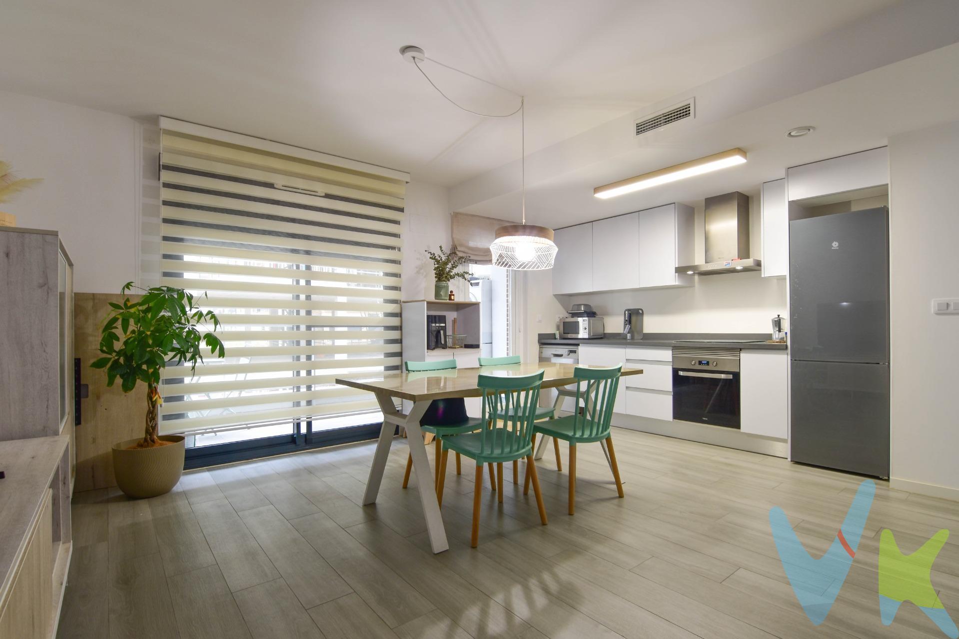 Hay casas que simplemente cumplen… y luego están las que te hacen imaginar tu vida desde el primer segundo. Imagina despertar y que la luz inunde tu dormitorio. Preparar el café mientras el sol entra suavemente por el balcón terraza. Sentarte unos minutos al aire libre antes de empezar el día. Respirar calma. Este no es un piso más. Es un hogar prácticamente nuevo, con apenas dos años de construcción, donde todo está pensado para vivir cómodo, moderno y sin preocupaciones. Ubicado en la zona más reciente y demandada de Paiporta, este piso en primera altura con ascensor combina eficiencia, diseño y funcionalidad. Al cruzar la puerta, te recibe un salón comedor amplio y luminoso, integrado con la cocina, creando ese espacio abierto donde la vida realmente sucede: cenas con amigos, tardes en familia, domingos tranquilos. La vivienda cuenta con:. ✨ 3 dormitorios con armarios empotrados (espacio para todo y para todos). ✨ 2 baños completos con ducha, uno de ellos en suite para tu privacidad. ✨ Balcón terraza orientado al sur: luz natural todo el día. ✨ Aire acondicionado por conductos. ✨ Termo eléctrico. ✨ Plaza de garaje incluida. ✨ Calidades actuales y eficiencia energética excepcional. Aquí no tendrás que reformar, ni actualizar, ni preocuparte por nada. Está listo para entrar a vivir. Es ideal para quien busca la comodidad de una vivienda nueva, el ahorro energético de las últimas calidades y la tranquilidad de una zona en crecimiento, pero bien conectada. Porque no estás comprando metros cuadrados. Estás comprando luz. Estás comprando comodidad. Estás comprando tranquilidad. Y, sobre todo, estás comprando el lugar donde empezará tu próxima etapa. 📩 Si buscas algo especial en Paiporta, este piso no es una opción más… es LA opción. Nota: Agencia Registrada con el Nº 1395 en el Registro Obligatorio de Agentes Inmobiliarios de la Comunitat Valenciana, consultable en la web de la Generalitat Valenciana. La oferta está sujeta a cambios de precio o retirada del mercado sin previo aviso. La información contenida en el presente anuncio se facilita a título meramente informativo y no contractual, los datos, descripciones, superficies, imágenes y cualquier otro contenido del mismo pueden estar sujetos a errores u omisiones al ser facilitados por terceros. El precio de venta publicado no incluye los honorarios de intermediación inmobiliaria, ni los impuestos legalmente aplicables (IVA o ITP), ni los gastos derivados de la compraventa, tales como notaría, registro y gestoría, ni aquellos derivados de la financiación, en caso de existir. Por mandato expreso del propietario, este inmueble se comercializa en régimen de exclusiva, garantizando al interesado un acceso completo a la información y una gestión profesional, transparente y sin interferencias de terceros. Se ruega no molestar al propietario, a los ocupantes del inmueble ni a los vecinos. Agentes inmobiliarios con cliente interesado pueden contactar con la agencia para colaborar. Nuestro departamento financiero puede conseguir tu financiación. ¡Consúltanos!