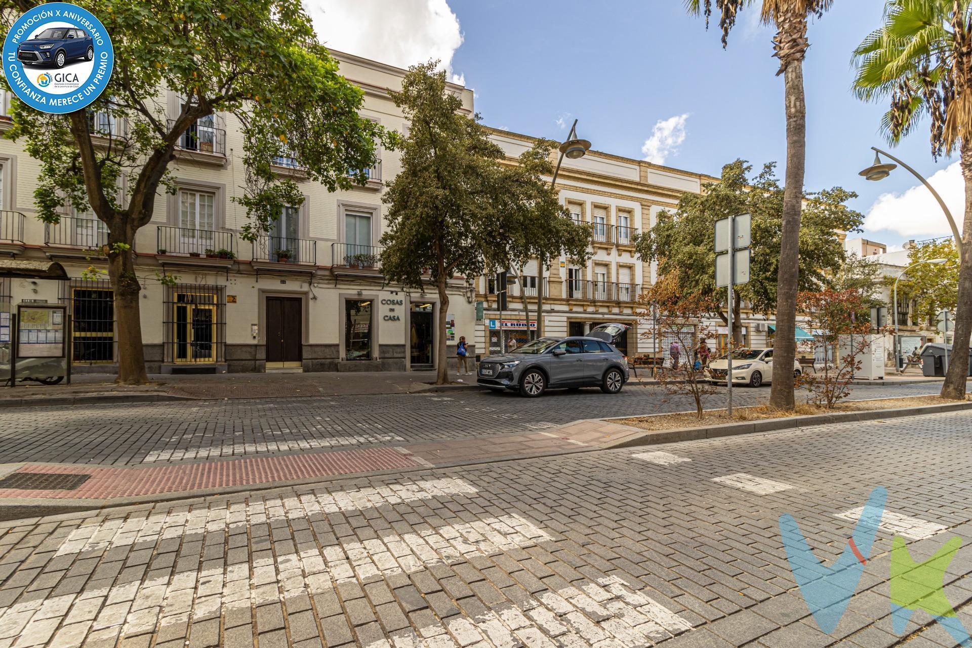 SE VENDE PRECIOSO PISO EN EL CENTRO. Vivienda con Licencia Turística. Cuenta con 3 dormitorios, el principal muy amplio, con armarios empotrados, gran baño con ducha, coqueto salón-comedor y cocina equipada completamente. Esta encantadora vivienda se reformó en 2022. Características: aire acondicionado frío-calor en dormitorios y salón, ventanas pvc con rotura de puente térmico, suelos de mármol y alarma. El edificio cuenta con azotea comunitaria. No ascensor. Muebles negociables. Por mandato expreso del propietario, comercializamos este inmueble en exclusiva, lo que le garantiza el acceso a toda la información, a un servicio de calidad, un trato fácil, sencillo y sin interferencias de terceros. Por este motivo, se ruega no molestar al propietario, a los ocupantes de la propiedad o a los vecinos. Muchas gracias por su comprensión. Informamos a nuestros clientes de que los gastos de notaría, registro, gestoría, impuestos y los honorarios de la agencia no están incluidos en el precio. A su vez, disponemos del documento informativo abreviado de la propiedad (según decreto 218/2005, del 11 de octubre) y de seguro de caución, para la protección del dinero entregado como señal para la reserva de una vivienda. . 