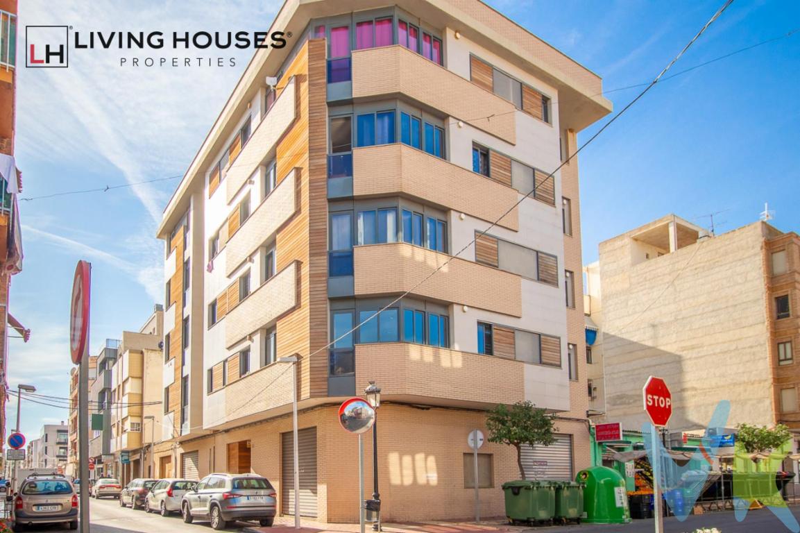  En el corazón de Oropesa del Mar-Orpesa, se presenta una oportunidad única de inversión: un encantador piso en la Zona Centro, disponible para la venta. Este acogedor inmueble, ideal para solteros, parejas jóvenes o inversores en busca de un atractivo retorno, está estratégicamente situado en un entorno privilegiado, rodeado de todas las comodidades y servicios necesarios para disfrutar de una vida cómoda y práctica.La vivienda, ubicada en la segunda planta de un edificio moderno construido en 2008, ofrece una superficie útil de 34 metros cuadrados, con un total de 37 metros cuadrados construidos. Esta distribución eficiente maximiza cada rincón, brindando un espacio funcional y acogedor. Desde el momento en que cruces el umbral, sentirás que has encontrado un hogar que combina comodidad con estilo.Equipado completamente con mobiliario y electrodomésticos, el piso se encuentra listo para entrar a vivir. La atención al detalle en la decoración asegura que la estética sea moderna y agradable, permitiendo a los futuros propietarios personalizarlo fácilmente según sus necesidades y gustos. El ambiente luminoso se complementa con una planificación óptima del espacio, garantizando una estancia cómoda.Entre los aspectos destacados, el dormitorio ofrece un refugio tranquilo donde descansar al final del día. La integración de áreas comunes con el espacio de cocina y sala de estar facilita el entretenimiento y maximiza la sensación de amplitud. La cocina, de diseño funcional, cuenta con todos los electrodomésticos esenciales, haciendo de la preparación de comidas una actividad sencilla y placentera.La existencia de un ascensor en el edificio incrementa la accesibilidad, particularmente beneficioso para personas mayores o para quienes simplemente valoran la comodidad añadida. Adicionalmente, su ubicación excepcional proporciona fácil acceso al transporte público. Tanto la estación de tren como la parada de autobús están en las cercanías, lo que facilita los desplazamientos por la ciudad y hacia destinos más lejanos, aportando un valioso recurso para el día a día.La proximidad a diferentes servicios, tiendas y lugares de ocio convierte a esta propiedad en una excelente opción tanto para vivir como para invertir. La vibrante comunidad local y el ambiente acogedor de Oropesa del Mar-Orpesa proporcionan un lugar ideal para establecerse, disfrutando de las ventajas de vivir en el centro, con la tranquilidad de un entorno residencial bien consolidado.Considerar esta propiedad es, sin duda, una decisión inteligente. Con su atractivo precio de mercado, este piso no solo ofrece un lugar para vivir, sino también una inversión sólida en una de las zonas con mayor demanda de la región. No dejes pasar la oportunidad de visitarlo y descubrir todo lo que este increíble inmueble tiene para ofrecerte. Te esperamos para mostrarte cada rincón y ayudarte a vislumbrar cómo este espacio puede convertirse en tu próximo hogar. Con todas las características descritas, este es, sin duda, un piso que debes considerar en tu búsqueda de la propiedad perfecta en Oropesa del Mar-Orpesa. --------------------------------------Agencia inmobiliaria en Oropesa del mar si quieres comprar o vender casas pisos o locales en la comunidad Valenciana con oficina en Oropesa del Mar, Castellón. Para mayor seguridad en la compraventa, todas nuestras viviendas poseen FICHA DE CERTIFICACIÓN DE INMUEBLES registrada por la Asociación de Inmobiliarias de la Comunidad Valenciana ASICVAL. Antes de comprar o de entregar las arras, pida el Certificado de la vivienda para estar seguro y tranquilo sobre la situación legal, urbanística y de cargas de la misma. Los impuestos, gastos de notaría y registro no están incluidos en el precio de venta. 