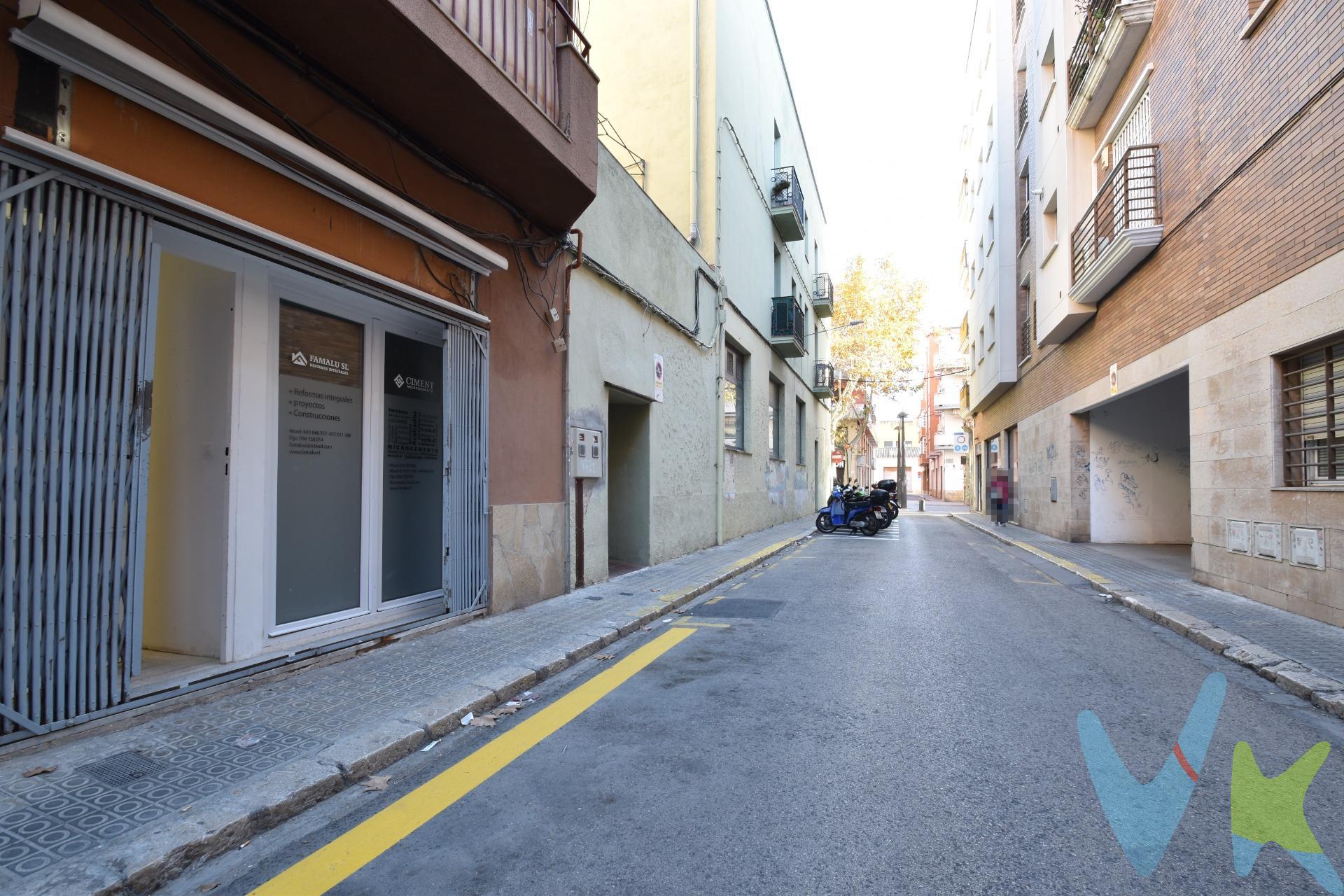 Gran local en venta, formado por dos locales registrales, con un metraje total de 185m² útiles. Situado en la planta baja de un edificio de viviendas, con puerta directa a la calle y con segunda puerta a la comunidad, con bicación al lado de la Rambla de la Pau de Vilanova. Tiene instalaciones hechas, con los suministros de agua y luz preparados. Su fachada mide casi 3m, con puerta a la calle de 1,20m, puerta interior de aluminio y persiana metálica corredera con cierres plegables de tijera. El precio no incluye impuestos (ITP, IVA y AJD), ni los gastos de notario ni los de registro.