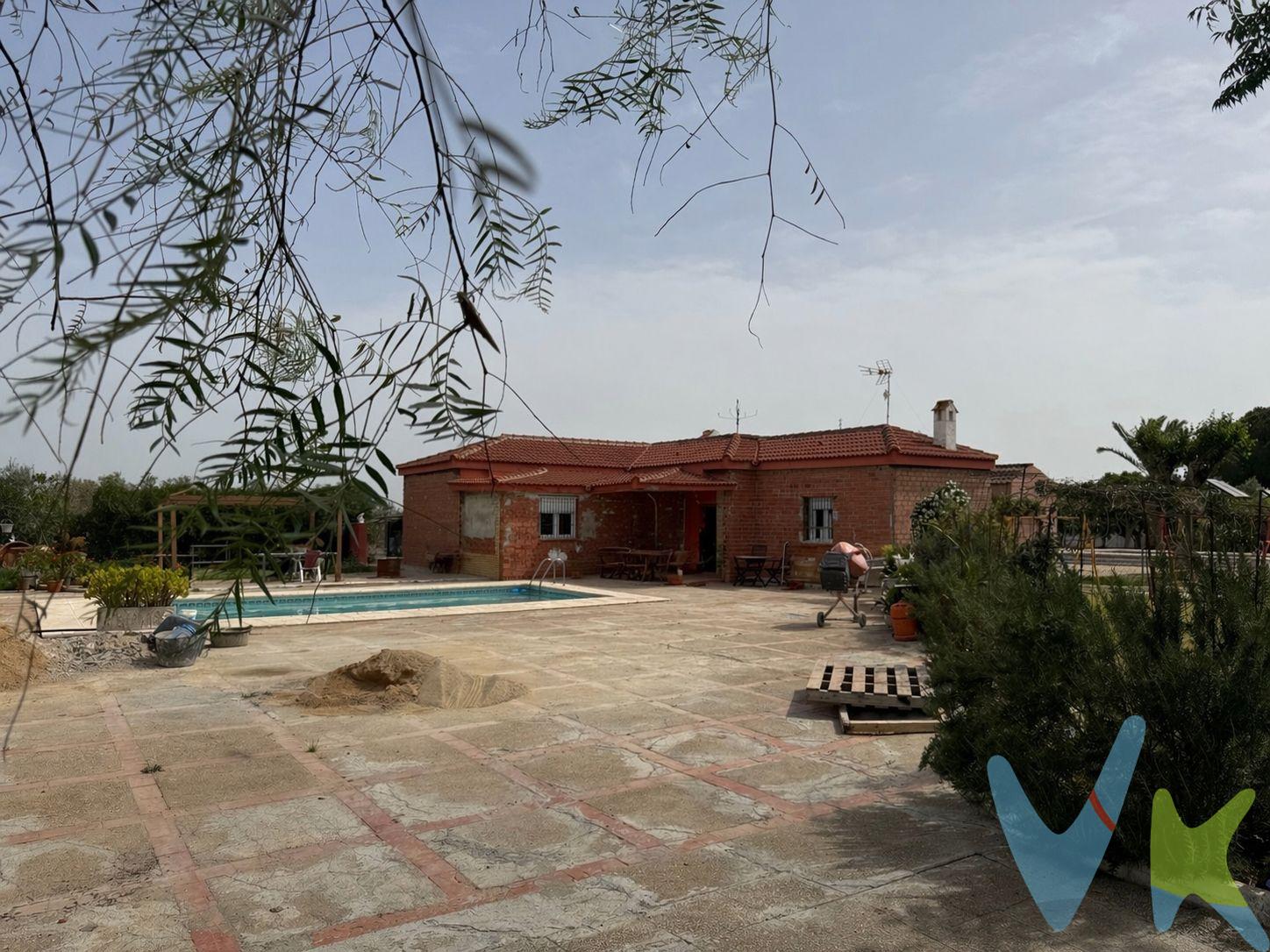 PRECIO COMPRA [320.000 + GASTOS] €. CHALET INDEPENDIENTE EN LOS JINETES (CARMONA) - HIPOTECABLE. - 320.000€ + gastos. - Parcela de 2.540 m². Si buscas tranquilidad, amplitud y cercanía a Sevilla, esta vivienda en urbanización privada lo tiene todo. 📍 A solo:. * 20-25 min de Sevilla. * 10-15 min de Carmona. * 15-20 min del aeropuerto. - VIVIENDA (reforma casi terminada). * Salón-comedor con cocina. * 4 habitaciones (1 en suite). * 2 baños. * Porche. 🔧 Solo faltan últimos detalles: fachada, remates interiores y exterior. - EXTERIOR. ✔️ Piscina con depuradora. ✔️ Nave independiente. ✔️ Zona de barbacoa. ✔️ Pozo propio + agua Huesna + comunitaria. ✔️ 40 olivos en producción. 🏘️ URBANIZACIÓN. ✔️ Vigilancia. ✔️ Calles asfaltadas e iluminadas. ✔️ Alcantarillado. ✔️ Club social. ✔️ Múltiples accesos. ✨ Una casa lista para terminar a tu gusto en un entorno privilegiado. En cumplimiento de las obligaciones de información previstas en la Ley 10/2025, de 28 de diciembre, de servicios de atención a la clientela y transparencia, así como en la normativa sectorial vigente, se hace constar que el precio indicado no incluye los gastos e impuestos inherentes a la adquisición, los cuales se desglosan a continuación:. * Impuesto sobre Transmisiones Patrimoniales (ITP): se aplicará el tipo impositivo vigente en la Comunidad Autónoma de Andalucía (generalmente el 7% (22.400 €), sin perjuicio de tipos reducidos del 3,5%, 1,2% o 1% aplicables según las circunstancias personales del comprador o las características del inmueble). El impuesto se devenga sobre el Valor de Referencia de Catastro o el precio de venta, aquel que resulte superior. * Gastos de Notaría: Los honorarios notariales se calcularán conforme al arancel oficial regulado en el Anexo I, del Real Decreto 1426/1989, de 17 de noviembre, por el que se aprueba el arancel Notarial. * Gastos de Registro: La inscripción en el Registro de la Propiedad se facturará según el arancel oficial establecido en el ANEXO I, del Real Decreto 1427/1989, de 17 de noviembre, por el que se aprueba el arancel Notarial. * Gastos de Gestión (Gestoría): Los honorarios por la tramitación administrativa, liquidación de impuestos e inscripción registral ascienden a [545,00€] aproximadamente (IVA incluido). * Honorarios Agencia del Vendedor: incluidos en el PVP. * Honorarios Agencia del comprador: Se informa que existen honorarios profesionales a cargo del adquirente, en aquellos casos, en que se hubieran contratado servicios de encargo de compra. La agencia prestará los servicios de información, asesoramiento y acompañamiento previstos en el Encargo de Servicios y en el D.I.A. Si solicita servicios adicionales o personalizados, sus honorarios serán informados previamente, de forma individualizada y por escrito, conforme a la libertad de pactos y a la normativa vigente. NO VINCULADOS AL PRECIO DE COMPRA. Para una información exhaustiva sobre el funcionamiento, tipos impositivos y bonificaciones del ITP en Andalucía, puede consultar el portal oficial de la Agencia Tributaria de la Junta de Andalucía en el siguiente enlace:. Documento D.I.A. a disposición del consumidor según Decreto 218/2005 Junta de Andalucía.