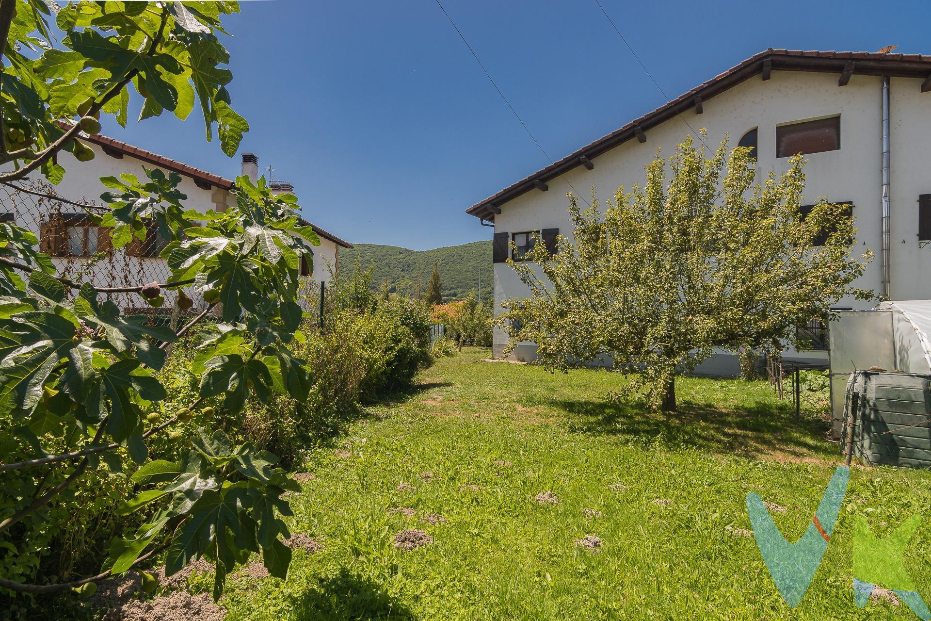 Descubre este encantador chalet pareado ubicado en la pintoresca localidad de Lizaso, dentro del hermoso valle de Ultzama. Con una superficie construida de 329 m² y un área útil de 175.29 m², esta propiedad ofrece amplios espacios ideales para disfrutar con familia y amigos. La vivienda cuenta con tres habitaciones dobles que garantizan el descanso perfecto y está equipada con un baño completo adicional a un aseo. Su orientación suroeste permite aprovechar al máximo la luz natural durante todo el día, creando ambientes cálidos y acogedores. El exterior destaca por su amplio jardín privado sobre una parcela total de 505 m², donde podrás disfrutar del aire libre rodeado de árboles frutales y zonas verdes perfectas para relajarte y disfrutar del aire libre. Además, en planta baja cuenta con un amplio local perfecto para como garaje, zona de almacén o la posibilidad de acondicionarlo como txoko o sala de reunión que se podría comunicar con el jardín exterior. En planta bajocubierta dispone de un amplio espacio sin acondicionar que permitiría ampliar la superficie de la vivienda. Aunque se encuentra conservada como original desde su construcción inicial,. hay múltiples posibilidades para actualizarla según tus gustos personales e incrementar así tu inversión a largo plazo. No pierdas la oportunidad única que te brinda vivir en un entorno natural como Ultzama.