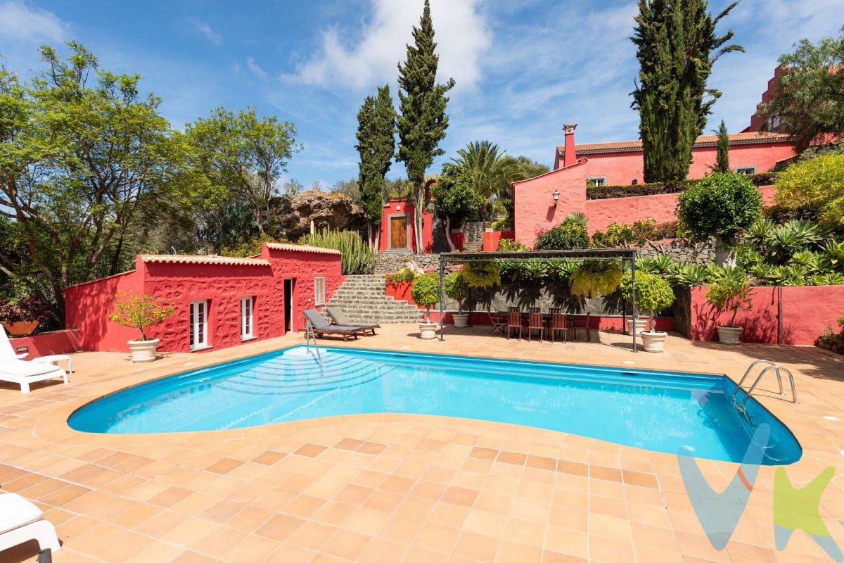 1. CASA PRINCIPAL.  .  1.1 - PARTE BAJA (tiene dos zonas):.  1.1.1 Zona noble: 2 salones principales con chimenea y televisión, dormitorio con baño completo, despacho con biblioteca. Entrada principal en mármol blanco y cantería de Arucas, capiteles de madera pintados en la decoración del techo. Altura de 5,42 metros en la entrada principal, escalera de mármol que conduce a los dormitorios, aseo, hall de entrada con chimenea de mármol de Carrara, comedor para 14 personas, techo a dos aguas en morera y otra sala de estar.  1.1.2 Zona de servicio: 1 dormitorio con baño, 1 pequeño comedor (6 comensales), cocina y zona de lavado y planchado, cocina familiar con despensa.  .  1.2 PLANTA ALTA: tiene una escalera de madera de morera, dormitorio principal con vistas y baño con mármol de carraca, vestidor, chimenea de madera, terraza con mesa y sillas, y balcón.  .  Dormitorio con vestidor y baño completo y armarios. Dormitorio con armarios y baño completo, todo en madera y mármol blanco.  .  2. ZONA EXTERIOR.  2.1 Aparcamiento para 10 coches en el exterior y 6 en el interior.  2.2 Anexo al cortijo, piso, donde actualmente se realiza el lavado y planchado. 2.3 Pista de baloncesto.  2.4 Huerto y zona de almacenaje y taller.  2.5 Bosque y jardín canario con esculturas de madera de caballo, árboles diversos, palmeras y todo tipo de plantas, trabajo realizado por un técnico paisajista.  2.6 Casa de invitados, actualmente oficinas, con baño: 1 despacho, sala de reuniones y oficina administrativa.  2.7 Bodega convertida en salón de celebraciones con cocina, 2 aseos, bar, comedor, discoteca y escenario, techo a dos aguas en madera de castaño y tea.  2.8 Zona de barbacoa para 70 comensales.  2.9 Cisterna de 480 metros cúbicos con una pequeña plaza.  2.10 Caballerizas para 4 caballos con sala de alimentación y guarnición y baño.  2.11 Zona de piscina con solárium y vestuarios masculino y femenino con aseos.  2.12 Cocina de la piscina con comedor.  2.13 Ermita restaurada con frescos y mampostería de piedra.  2.14 Cueva con mesa y barbacoa.  .  3. CUALIDADES DE LOS MATERIALES.  - Suelos de madera maciza de morera y techos de madera a dos aguas.  - Carpintería de aluminio anodizado blanco con rotura de puente térmico y doble acristalamiento.  - Muros perimetrales e interiores de cantería de Arucas y sillería de 72 cm de espesor.  - Toda la casa está revestida de corcho proyectado con propiedades aislantes e impermeabilizantes.  -Orientación Norte-Sur (sol todo el día).  -Videoportero (Fermax).  -Radiadores y aire acondicionado.  -Pavimento de mármol en la entrada y en la escalera.  -Iluminación en toda la casa (instalación realizada por el grupo Lledó).  .  .  