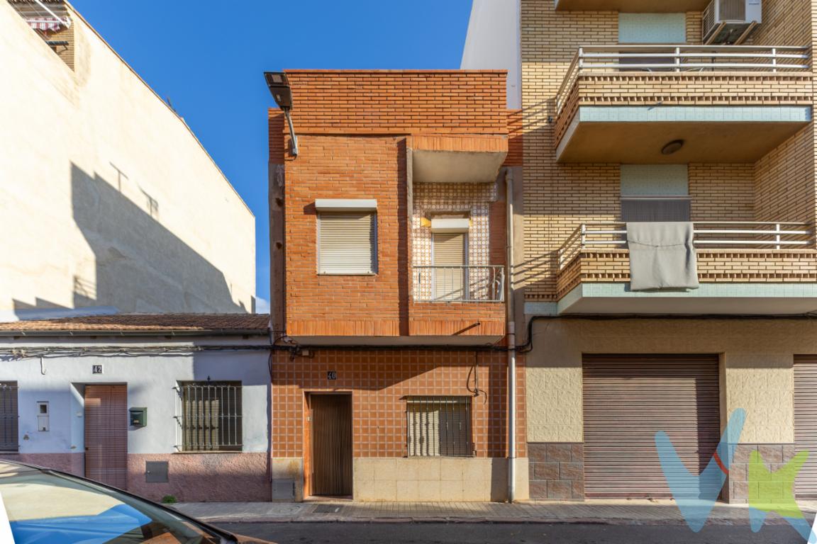  Se vende casa adosada de 90 m² construidos, situada en la zona Avenida de Abril  9 de Octubre, una ubicación céntrica y bien comunicada.La vivienda se distribuye en dos plantas. En la planta baja cuenta con habitación con ventana a la calle, salón-comedor, cocina independiente con salida al patio y un baño. En la planta superior dispone de tres habitaciones, dos con vistas a la calle, una de ellas con balcón, y una habitaciones con vistas al patio.Además, la vivienda cuenta con una terraza en la planta superior,Ofrece múltiples posibilidades de reforma. Ubicada en una zona tranquila con todos los servicios, comercios y transporte público cercanos.👉 Visite el reportaje fotográfico, el tour virtual, el vídeo y los planos disponibles para conocer todos los detalles de la vivienda. El precio indicado no incluye gastos ni otros conceptos. A tal efecto, se informa que al referido precio habrá que añadirle los gastos propios de la transmisión inmobiliaria, entre los que cabe enumerar los siguientes: honorarios notariales, impuesto al que se encuentre sujeta la transmisión (Impuesto sobre el Valor Añadido o Impuesto sobre Transmisiones Patrimoniales ), gastos de inscripción en el Registro de la Propiedad y honorarios de intermediación de la agencia inmobiliaria.Por mandato expreso del propietario, comercializamos este inmueble en exclusiva, por lo que garantizamos un servicio de calidad, un trato fácil, sencillo y sin interferencias de terceros. Por este motivo, se ruega no molestar al propietario, a los ocupantes de la propiedad, a los vecinos, o conserjes del edificio o urbanización si los hubiera. Muchas gracias por su comprensión. La oferta está sujeta a cambios de precio o retirada del mercado sin previo aviso. Este anuncio en su conjunto, incluyendo textos, fotos, imágenes o cualquier otro contenido del mismo, no es vinculante dado que la información es ofrecida por terceros y puede contener errores. Se muestra a título informativo y no contractual.Este inmueble se vende en cuerpo cierto y las medidas expuestas en el anuncio son aproximadas.Agencia Registrada con el N.º 1844 en el Registro Obligatorio de Agentes Inmobiliarios de la Comunidad Valenciana. Puede consultar en la web de la GVA.