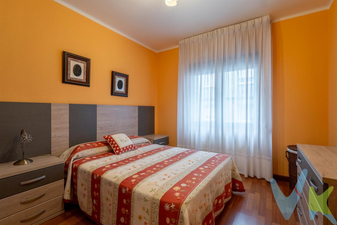 En La Calzada, Gijón, se encuentra este encantador piso en venta que ofrece una oportunidad única para adquirir una vivienda en una de las áreas con más arraigo de la ciudad. Este inmueble, ubicado en la planta 2ª, se presenta como una excelente opción tanto para familias como para inversores.Totalmente exterior, con una distribución eficiente de 72 metros cuadrados útiles y un total de 87 metros construidos, este piso ofrece un espacio ideal para llevar tu propio estilo de vida. Al entrar, nos encontramos con  un acogedor salón inundado de luz natural, que proporciona un espacio ideal para el descanso y el entretenimiento. La cocina, amplia y luminosa, ofrece un espacio perfecto para los amantes de la gastronomía, con posibilidades infinitas para diseñar al gusto personal.Las tres habitaciones brindan la versatilidad necesaria para acomodar una familia o adaptar espacios de trabajo en casa. Cada uno de estos dormitorios aporta un ambiente cálido y acogedor, ideal para el descanso tras un largo día. Asimismo, el inmueble está diseñado para aprovechar al máximo el espacio disponible, asegurando comodidad y funcionalidad en cada rincón.Uno de los aspectos más destacados de esta propiedad es su excelente ubicación. La Calzada es conocida por su ambiente animado y su oferta de servicios. Los futuros residentes apreciarán la proximidad a diversas líneas de transporte público, incluyendo tren y autobuses, lo que facilita la conexión con el resto de Gijón y áreas colindantes. Esto convierte al piso en una opción magnífica para aquellos que dependen del transporte público para sus actividades diarias.Adicionalmente, la zona ofrece una amplia variedad de servicios, como supermercados, colegios, y centro de salud, lo que aumenta la conveniencia de vivir en este área. La oferta de ocio es también destacable, con diversos parques, cafés y restaurantes a poca distancia, permitiendo disfrutar plenamente del estilo de vida gijonés.La comunidad de vecinos es tranquila y bien establecida, proporcionando un ambiente seguro y acogedor. Invitamos a los interesados a visitar este encantador inmueble para apreciar de primera mano todo lo que tiene para ofrecer. Sin duda, una opción que combina comodidad, funcionalidad y una localización excepcional. ¡No pierda la oportunidad de conocer su futuro hogar en una zona muy interesante de la ciudad! Contacte para más detalles y para concertar una cita.Estaremos encantados de atenderte.En el precio no están incluido el impuesto de transmisión patrimonial ni los gastos de registro y de notaría. 
