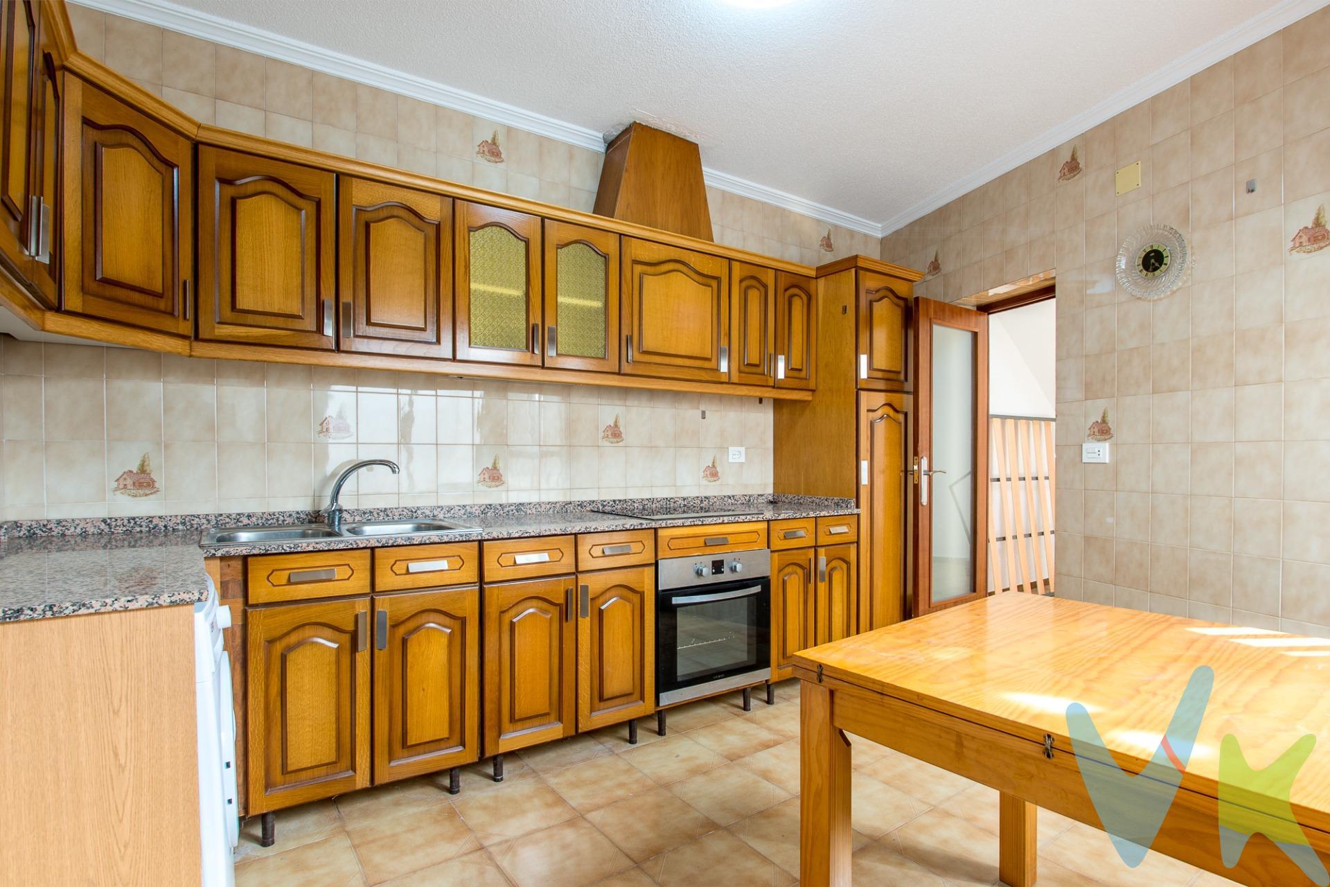 Crea el hogar que siempre has soñado en esta acogedora vivienda situada en Javalí Viejo, una zona tranquila y con todos los servicios a tu alcance, ideal para quienes buscan calidad de vida sin renunciar a la cercanía de la ciudad. La vivienda dispone de 3 habitaciones, perfectas para adaptarlas a tus necesidades, ya sea como dormitorios, despacho o espacio multifuncional. Cuenta con un baño completo y un aseo, aportando mayor comodidad para el día a día. El salón-comedor es amplio y luminoso, un espacio ideal para relajarte o compartir momentos con familia y amigos. La cocina, práctica y funcional, ofrece múltiples posibilidades para convertirla en el lugar perfecto donde dar rienda suelta a tu creatividad culinaria. Se trata de una excelente oportunidad tanto como vivienda habitual como inversión, gracias a su ubicación. Un hogar con muchas posibilidades para personalizar y hacerlo verdaderamente tuyo. A continuación, te informamos de los gastos de compra no incluidos en el precio, para garantizar un proceso claro y tranquilo:. PVP: 110.000€. No incluye gastos, impuestos y demás gastos legalmente correspondan al comprador: ITP del 7,75% con carácter general; existen excepciones según normativa aplicable (1). Base imponible el mayor valor entre el precio de venta o el valor referencia catastral. Gastos Notaría y Registro: 1.900€ aprox. según complejidad y aranceles vigentes (2). Financiación: gastos de hipoteca, tasación y gatos bancarios a cargo del comprador, según su necesidad y elección. Servicio doble de intermediación: Honorarios inmobiliaria a cargo del comprador: 3% precio final, más IVA (21%), salvo acuerdo contrario tras negociación, no incluidos en PVP. Operación y condiciones de compraventa sujeta a aceptación expresa del vendedor. Para acceder a información y documentación legalmente exigible por el consumidor: https://www.inmotasa.es/consumidor/. (1) Para una información exhaustiva sobre el funcionamiento, tipos impositivos y bonificaciones del ITP en la Región de Murcia, puedes consultar el portal oficial de la Agencia Tributaria Autonómica en el siguiente enlace: agenciatributaria.carm.es/ITPAJD. (2) Tarifas notariales y registrales reguladas en Anexo I Del Real Decreto 1426/1989 y, Anexo I Del Real Decreto 1427/1989, respectivamente. 