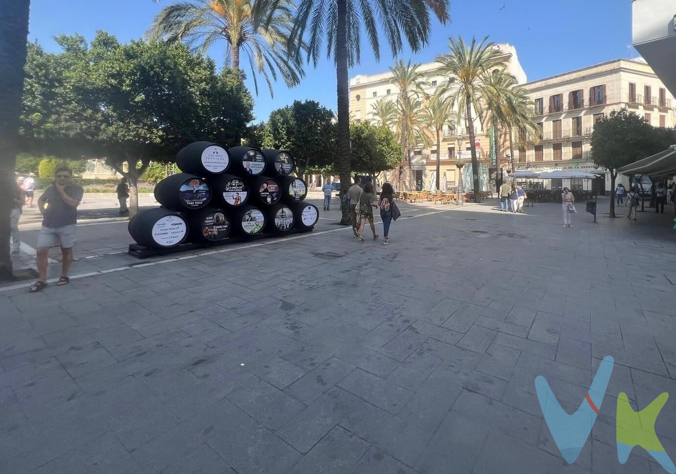 Magnifica oportunidad para invertir en pleno centro de Jerez, junto a Plaza Arenal, Plaza de Abastos, calle Larga etc... El inmueble cuenta con 3 plantas de 200 metros cuadrados cada una, además incluye un proyecto completo para ejecutar un hotel de 2 estrellas o apartahotel con un bar/restaurante en planta baja. TODO ELLO RODEADO DE EXCELENTES SERVICIOS COMO RESTAURANTES, BARES ,ZONAS DE OCIO, BANCOS, PARKING Y PRINCIPALES MONUMENTOS DE JEREZ COMO SON SUS BODEGAS. NO DEJE PASAR ESTA OPORTUNIDAD DE INVERSIÓN Y ¡VEN A VISITARLO!