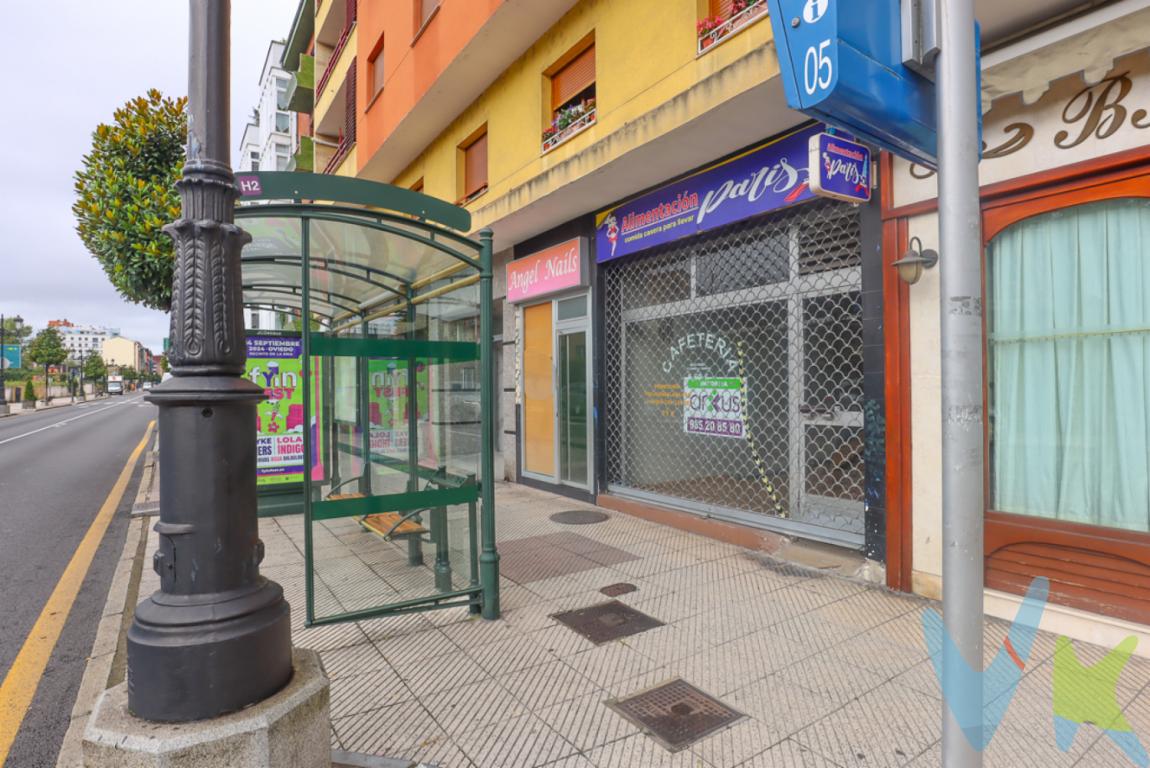 ¡Dos locales por tan solo 59.000 EUR!Se vende local en La Tenderina, frente a la parada de autobús, una de las zonas más transitadas y con un gran potencial para establecer tu negocio.Este local está dividido físicamente en dos espacios:El primero, de menor tamaño, es perfecto para un negocio de estética o una pequeña oficina, ideal para autónomos que buscan visibilidad y un espacio de trabajo a pie de calle.El segundo, un local amplio con múltiples posibilidades: desde su uso como gran almacén o una oficina espaciosa, hasta la creación de trasteros, una oportunidad de negocio muy rentable dado la demanda en la zona.Con una superficie construida de 132 metros cuadrados, este inmueble ofrece un abanico de oportunidades para emprendedores que necesitan un espacio funcional, amplio y bien ubicado.La distribución del local está pensada para maximizar la luz natural gracias a la claraboya, lo que facilita la organización y el aprovechamiento del espacio. Invertir en esta propiedad es asegurar una infraestructura sólida y adaptada a las necesidades del mercado actual. Además, el local cuenta con un amplio escaparate orientado al sur, lo que no solo garantiza una excelente visibilidad desde la calle, atrayendo a los transeúntes, sino que también permite la entrada de luz natural durante gran parte del día. Esta orientación favorece un ambiente cálido y luminoso en el interior, lo que puede mejorar notablemente la experiencia de clientes y empleados, además de reducir el consumo energético. Sin duda, un valor añadido que refuerza la funcionalidad y atractivo comercial del espacio.La zona es conocida por su dinamismo y constante crecimiento, lo que garantiza un flujo continuo de peatones, ofreciendo un entorno ideal para cualquier actividad comercial. Además, los residentes suelen recurrir a los negocios locales, lo que asegura una clientela constante y recurrente.La cercanía a servicios básicos y comercios, junto con una excelente conexión de transporte público, hace de este local una base estratégica para captar un mercado en continuo movimiento. Su inmejorable ubicación en Oviedo lo convierte en un punto clave de actividad económica.No pierdas la oportunidad de visitar este excelente local en venta. Su versatilidad y ubicación lo hacen ideal para una amplia variedad de negocios. ¡Estamos seguros de que al visitarlo descubrirás todo el potencial que tiene para ofrecer!No incluido en el precio ITP, notaría y registro.