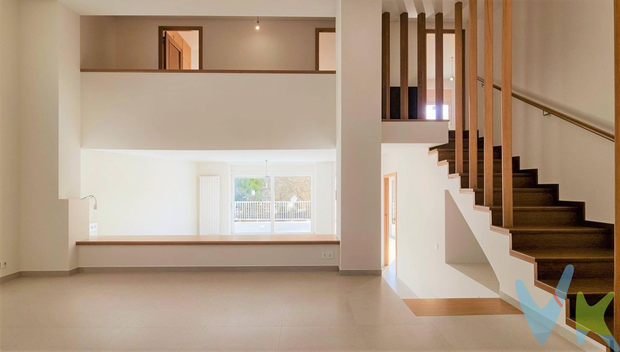 EXCLUSIVO DÚPLEX EN UN OASIS EN REUS. Tenemos el placer de presentarles, en exclusiva, esta magnífica vivienda tipo dúplex situada en una excelente urbanización de tan solo 12 vecinos , un auténtico remanso de paz en una zona privilegiada: un entorno donde la serenidad, la privacidad y el buen gusto se perciben desde el primer instante. . Con 122 m² útiles, la vivienda ofrece una distribución equilibrada y armoniosa, pensada para disfrutar de la luz natural y del confort en cada rincón. Sus espacios, claramente definidos, crean una atmósfera acogedora que invita a quedarse, a vivir y a sentir la seguridad de haber encontrado el lugar adecuado: un lugar al que llamar hogar. El inmueble ha sido totalmente actualizado con mimo,  utilizando materiales de alta calidad, ofreciendo todas las comodidades contemporáneas. Solo necesitarán añadir una decoración que les enamore, puesto que su distribución lo hará en cuanto lo visiten:. PLANTA INFERIOR. - Elegante hall recibidor con armario empotrado. - Salón-comedor en dos ambientes diferenciados: una amplia zona de comedor de 19 m² y un luminoso salón de 28 m², con acceso directo a una espectacular terraza de 25 m², ideal para disfrutar del aire libre. - Espaciosa cocina de 16 m², funcional y luminosa, con galería independiente destinada a zona de lavado. - Dos amplias habitaciones, llenas de luz natural. - Baño completo equipado con bañera. PLANTA SUPERIOR. - Tres dormitorios, uno de ellos doble y todos ellos con armario empotrado. - Baño completo con ducha, de líneas actuales y funcionales. La vivienda cuenta además con elementos completamente nuevos, como calefacción de gas con radiadores en todas las estancias, suelos de gres y cerramientos de PVC de alta calidad con climalit, todo ello a estrenar, garantizando eficiencia, confort y bienestar. Como complemento perfecto, el inmueble incluye un gran trastero de 18 m² y una cómoda plaza de aparcamiento, aportando un valor añadido a una propiedad pensada para disfrutar sin renuncias. Además de ello, la urbanización goza de una agradable zona comunitaria con jardín y piscina y una zona de bancos y mesas en las que disfrutar del aire libre. Un hogar donde cada detalle ha sido cuidado para ofrecer una experiencia de vida tranquila, elegante y plena. No lo duden, concierten una visita y quedarán fascinados por este inmueble dispuesto a convertirse en su nuevo hogar.