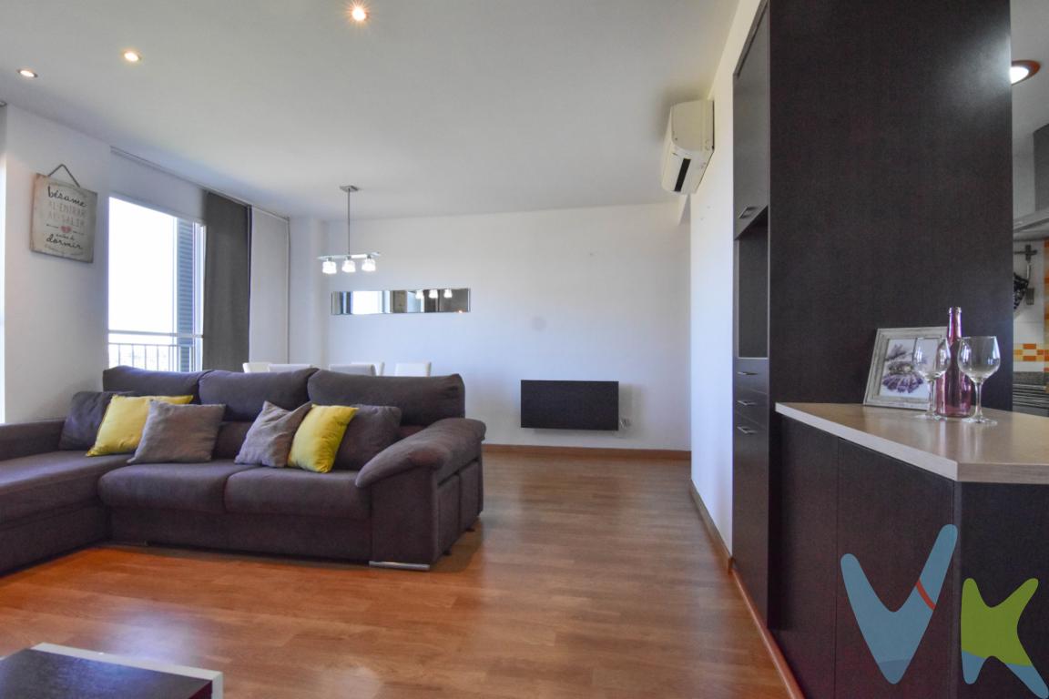 ¡Tu nuevo hogar te espera en Museros! Listo para entrar a vivir.Espacio, confort y modernidad sin preocuparte por nada más que traer tus maletas.Te presentamos este espectacular piso en Museros, una oportunidad única diseñada para quienes buscan dar el salto a una vivienda moderna, luminosa y con todas las comodidades. Ubicado en la segunda planta de un edificio de 2010 con ascensor, esta propiedad destaca por sus 94 m² construidos perfectamente aprovechados y una distribución pensada para disfrutar al máximo del día a día.Lo que hace a esta vivienda especial:Totalmente amueblado y equipado: Olvídate de mudanzas complicadas, compras de última hora o reformas. La cocina está totalmente equipada con electrodomésticos y el piso se entrega con todo el mobiliario necesario para que te instales desde el primer día.Espacios amplios y luminosos: Dispone de 3 habitaciones espaciosas con una luz natural excelente, perfectas para familias, teletrabajo o crear tu propio vestidor.Zona de día acogedora: Su amplio salón conecta de forma fluida con la cocina, creando un ambiente ideal tanto para el relax diario como para tus reuniones con amigos y familia.Tranquilidad y almacenamiento extra: Incluye plaza de garaje para aparcar de forma rápida y segura, además de un gran trastero con altillo, la solución perfecta para organizar todo tu equipamiento de temporada sin restar espacio a la vivienda.Conexión inmejorable: A tan solo unos minutos de la estación de Metro Valencia y con acceso directo a la CV-32, disfrutarás de una comunicación rápida y cómoda tanto con el centro de Valencia como con los municipios vecinos.Una oportunidad para vivir sin sorpresas. Ya sea como primera residencia o como una inversión de alta rentabilidad lista para alquilar desde el minuto uno, este piso lo tiene todo: calidad de construcción, acabados actuales, ubicación estratégica y la comodidad absoluta de entregarse completamente amueblado.¿Quieres ser el primero en visitarlo? No dejes escapar esta oportunidad. Contacta con nosotros hoy mismo para agendar una visita y descubrir cada detalle de tu próximo hogar. ¡Te va a encantar!  \"La venta de este inmueble está gestionada en exclusiva por nuestra inmobiliaria, con el objetivo de ofrecer un servicio profesional, ágil y transparente tanto a los propietarios como a los compradores. Asimismo, agradecemos que, por respeto a la privacidad de los propietarios, no se dirijan directamente a la propiedad ni les ocasionen molestias. Nuestro equipo está a su disposición para acompañarle en todo el proceso y ofrecerle la mejor atención.El precio del inmueble no incluye los honorarios de la agencia que ascienden al 3% mas I.V.A  del precio final del inmueble, ni los gastos de notaria y registro de la propiedad (que están sujetos a aranceles y varían dependiendo del precio de escrituración), ni lo impuestos (que en la Comunitat Valenciana varían dependiendo del precio del inmueble y de las características personales del comprador).\"