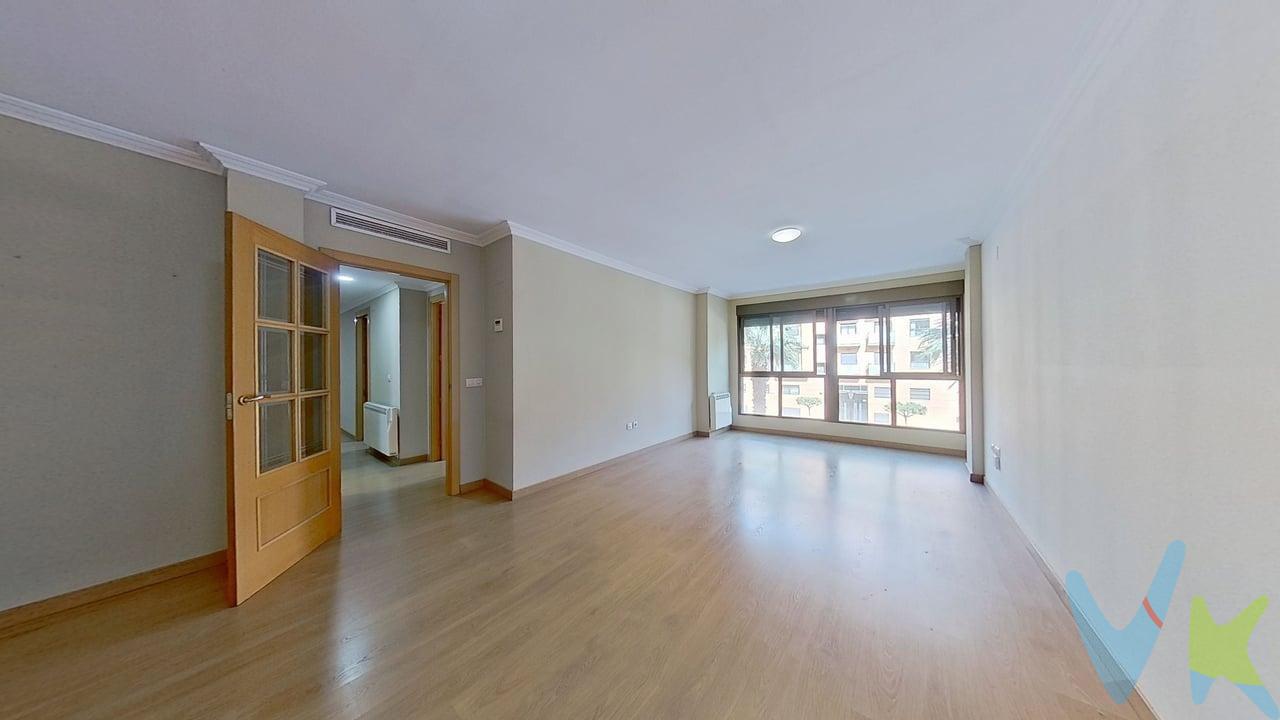Si estás buscando una vivienda donde tu familia pueda crecer con comodidad, acabas de encontrarla. Te presentamos este amplio piso en pleno centro de Xirivella, rodeado de todos los servicios que facilitan tu día a día: supermercados, colegios, transporte… todo a un paso de casa. Además, su ubicación es simplemente inmejorable: a solo 10 minutos de Valencia capital, con acceso rápido y cómodo a las principales vías como la V-30 y la N-III, lo que te permitirá moverte con total agilidad tanto dentro como fuera de la ciudad. La vivienda destaca por sus 4 habitaciones y 2 baños completos, perfecta para familias que necesitan espacio sin renunciar a la funcionalidad. Sus grandes ventanales inundan cada estancia de luz natural, creando un ambiente cálido y acogedor desde el primer momento. Disfrutarás también de climatización central (frío/calor) para tu máximo confort durante todo el año, y una cocina amplia y práctica, ideal para el día a día. Ubicada en un edificio con ascensor, cota cero y con un valor añadido clave: plaza de garaje incluida, para olvidarte del estrés de aparcar y ganar tranquilidad. Una oportunidad única en una de las zonas más demandadas de Xirivella. Ven a visitarla antes de que sea tarde. Tu nuevo hogar te está esperando. VENTA:. PVP 230.000€. Gastos e impuestos no incluidos en el precio. La compra conlleva impuestos y gastos de formalización para el comprador. A título orientativo se informa que en segundas transmisiones el ITP con carácter general en Valencia es del 10%, pudiendo existir otros tipos impositivos atendiendo a las circunstancias  personales del comprador u otras circunstancias previstas legalmente. Base imponible del impuesto el mayor valor entre el precio de compraventa, la tasación o el valor de referencia catastral. En cuanto a los gastos de notaría y registro, en su caso, suelen oscilar aprox; entre 1,5% y 2,5% (aranceles variables según precio, n.º de copias y complejidad). El comprador elige notario. Si el comprador precisase de hipoteca: tasación, condiciones y costes bancarios serán según entidad elegida por el comprador, así como los gastos de gestoría, y cualesquiera otros gastos inherentes a la formalización de la compraventa que legalmente correspondan a la parte compradora, salvo pacto expreso en contrario con el vendedor. El consumidor tiene, conforme a la normativa vigente, a su disposición información y documentación adicional relativa al inmueble y condiciones de la compraventa, que podrá ser consultada en C/Joaquín Costa 4, bajo 46005 Valencia o urbe2@remax.es. Honorarios de mediación inmobiliaria a cargo del COMPRADOR: (3% del precio final de venta más IVA (21%), salvo otro pacto.); y de VENDEDOR (según acuerdo con el mismo). Se informa al consumidor que la agencia actúa como intermediaria inmobiliaria en la operación, estando cualquier eventual compraventa y sus condiciones sujeta a la aceptación expresa del propietario-vendedor y a la posterior formalización del correspondiente contrato.