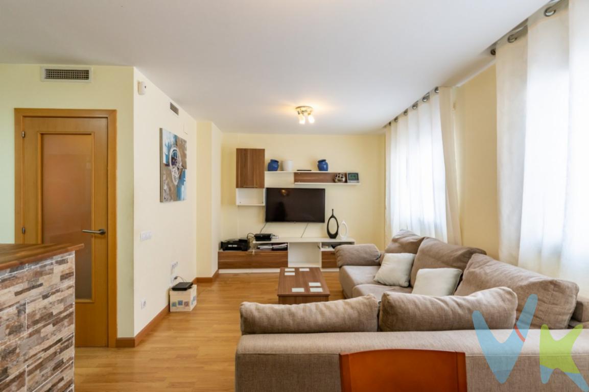 En cada momento atrae algo distinto de el. Me encanta su aire fresco y luminoso, pero también su diseño práctico y funcional pensado para disfrutar de el en cualquier momento del día, todos los días del año.. En este excelente piso de 86 m2 construidos, situado en una segunda planta SIN ASCENSOR cuenta con 3 dormitorios y dos baños, es el lugar donde te llenas de energía y donde te sorprendes cada día con lo agradable que resulta el olor del café de la mañana. . El suelo es de parquet.. Ha sido mantenido con gran cariño y esmero.. Una vivienda donde la luz alcanza cada rincón y así disfrutar al máximo de la luz natural y evitar tener que encender luces cuando el sol aún anda por ahí fuera. . Orientada a este-oeste consiguiendo ventilar la casa en un momento.. Carpintería de aluminio plateado. Bomba de calor por conductos. Instalación de placas solares.. Edificio con solo tres vecinos y terraza comunitaria.. Zona ideal por su dotación de servicios.. A pocos metros dispones de todos los servicios necesarios para el día a día... Además, cuentas con colegio, instituto, parada de autobús,. . .