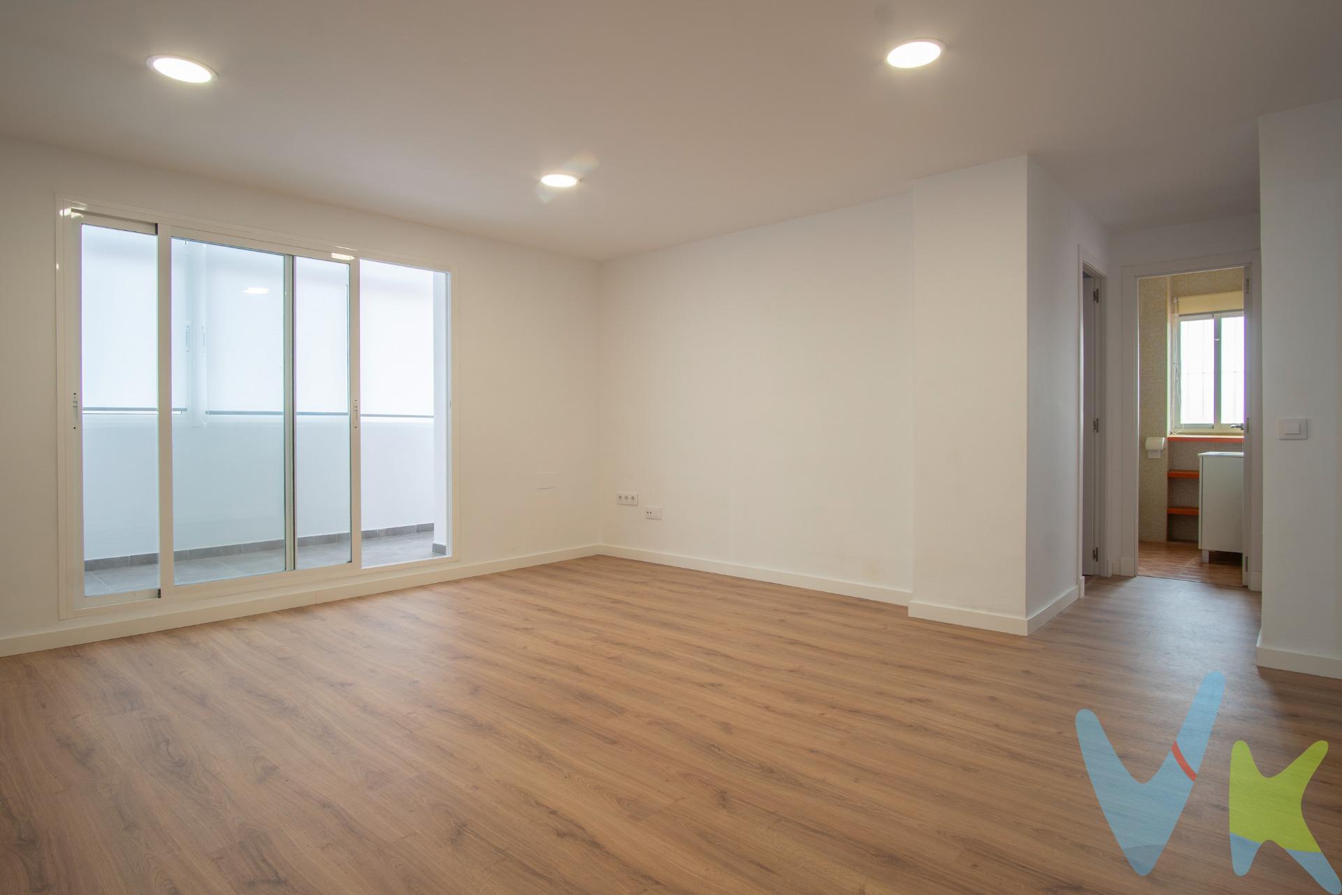 Descubre esta magnífica vivienda situada en una de las zonas más demandadas y mejor cotizadas de San Fernando, privilegiada por su cercanía al centro y por su excelente conexión con las principales salidas de la ciudad hacia otras direcciones. Una ubicación que combina comodidad, calidad de vida y una inversión segura. La vivienda cuenta con tres habitaciones, todas ellas muy luminosas, un baño y una cocina funcional con lavadero independiente que aporta comodidad al día a día. Además, dispone de una acogedora terraza acristalada, perfecta para disfrutarla durante todo el año como zona de descanso, despacho o rincón especial para desconectar. Semireformada hace muy poco tiempo, la propiedad presenta un estilo actual y cuidado, con materiales de calidad y una distribución pensada para aprovechar al máximo cada espacio. Sus armarios empotrados aportan orden y practicidad, mientras que la luz natural inunda cada estancia, creando un ambiente cálido y agradable. La vivienda dispone de una plaza de garaje opcional situada en el mismo edificio, con aproximadamente 12 m². El precio de la plaza es de 25.000 € y no está incluida en el precio de venta de la vivienda. 📞 Si estás interesado o quieres verla, no dudes en ponerte en contacto. ¡Te esperamos!. Una vivienda lista para entrar a vivir, con encanto, ubicación estratégica y todas las comodidades que buscas. Una oportunidad única en una de las mejores zonas de la ciudad. Informamos a nuestros clientes de que los gastos de notaría, registro, gestoría, impuestos y los honorarios de la agencia no están incluidos en el precio. A su vez, disponemos del documento informativo abreviado de la propiedad (según decreto 218/2005, del 11 de octubre) y de seguro de caución, para la protección del dinero entregado como señal para la reserva de una vivienda. Por mandato expreso del propietario, comercializamos este inmueble en exclusiva, lo que le garantiza el acceso a toda la información, a un servicio de calidad, un trato fácil, sencillo y sin interferencias de terceros. Por este motivo, se ruega no molestar al propietario, a los ocupantes de la propiedad o a los vecinos. Muchas gracias por su comprensión.