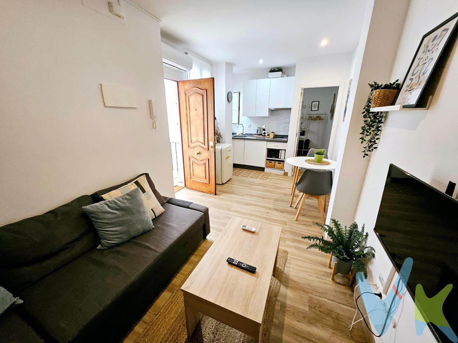 Oportunidad de compra de apartamento con licencia turística en vigor en el centro histórico de Sevilla. . Vivienda de 40 metros cuadrados en edificio con dos grandes azoteas transitables una de ellas con hermosas vistas 360 sobre la ciudad. . Dispone de salón con cocina americana y elegante habitación con cuarto de baño en suite. Tiene termo eléctrico. La vivienda ha sido reformada en su totalidad finalizando el baño nuevo completo hace tan sólo un par de meses. . Materiales y decoración de actualidad; tarima flotante, paredes lisas, aire acondicionado de split en el salón, etc. . Rodeado de todo tipo de servicios, colegios, centro de salud y transportes. Alta rentabilidad y gastos muy reducidos. Llámanos sin compromiso e infórmate. Informamos a nuestros clientes compradores que el precio de venta no incluye lo siguiente: Honorarios de la agencia inmobiliaria, Impuestos (I. T. P. , I. V. A. o A. J. D. , en su caso) ni otros gastos de la compraventa (gastos de Registro de la Propiedad, Notaría, Gestoría ni de posible Financiación). Documento D. I. A. a disposición del consumidor según Decreto 218/2005 Junta de Andalucía.