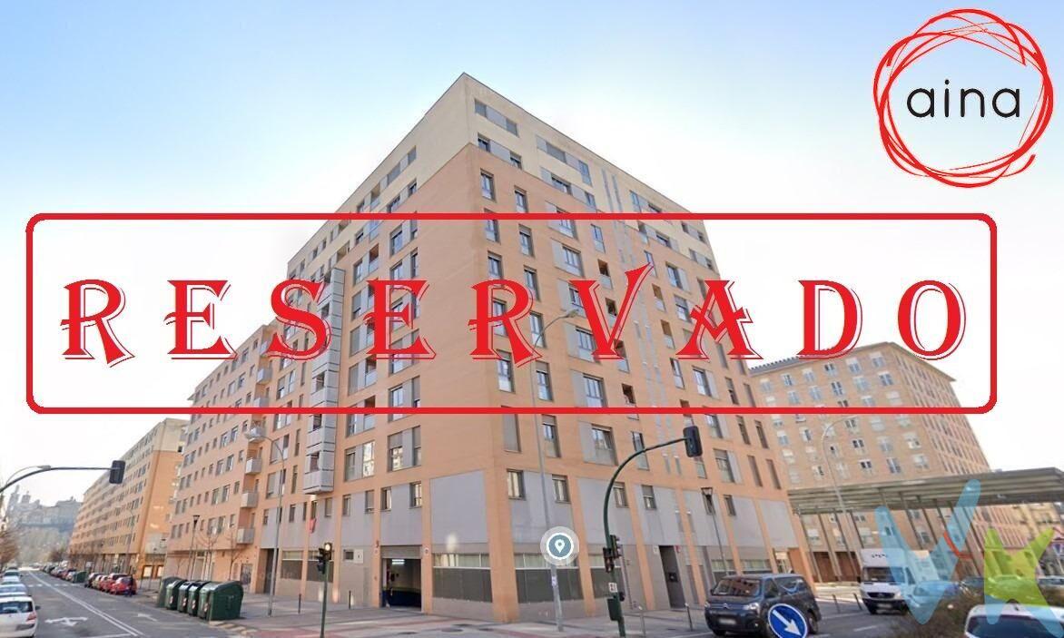 Magnífico apartamento a estrenar en la zona más demandada de la Rochapea. En el Paseo  Anelier. En un edificio del año 2006 para montar la  cocina y amueblar a tu gusto. Es todo exterior menos los baños y está  orientado a la calle Juslarocha, consta de 2 dormitorios con armarios empotrados, el principal con baño incorporado, baño en el pasillo, amplia cocina independiente con salida a balcón  tendedero y salón con ventanal. Se vende con plaza de garaje y trastero en el sótano del edificio. 