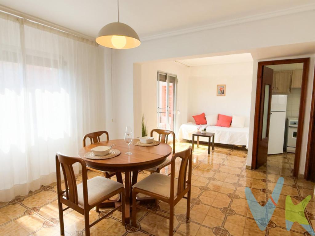 Ponemos en venta esta bonita vivienda en una de las mejores zonas de Valencia, la vivienda NO DISPONE DE ASCENSOR, son pocos escalones entre los pisos con lo que en vez de un cuarto parece un segundo.Destaca por la luz natural que tienes durante todo el día dada su orientación al este, con ventilación cruzada al oeste, es un piso esquinero con lo que también tienes la orientación norte, corre una brisilla tan buena que no hará falta ni aire acondicionado.La vivienda tiene 2 habitaciones (antes 3), un baño con ventana y un millón de posibilidades de reforma ya que es un piso cuadrado sin muros de carga, tiene 2 balcones con mucho encanta y orientados los dos al este, uno en el salón y otro en la habitación principal, donde poder salir a leer o tomar un café con los rayos de sol.La vivienda está ubicada a 500 metros de la parada de metro de Ayora, veinte minutos a pie de la playa y otros quince de la Ciudad de las Ciencias, una ubicación privilegiada a un precio muy difícil de encontrar ahora mismo en la zona. A tan solo 7 minutos en bicicleta de la playa! Ven a verlo sin compromiso. Por mandato expreso del propietario, comercializamos este inmueble en exclusiva, lo que garantiza el acceso a toda la información, a un servicio de calidad, un trato fácil, sencillo y sin interferencias de terceros. Por este motivo se ruega no molestar al propietario, a los ocupantes de la propiedad, conserje o a los vecinos. Se tomarán medidas si no se cumple con esto. Si eres agente inmobiliario registrado y tienes un cliente, llámanos, estaremos encantados de colaborar.   Agencia Registrada con el nº 1620 en el Registro Obligatorio de Agentes Inmobiliarios de la Comunitat Valenciana, según el DECRETO 98/2022, de 29 de julio, del Consell, por el que se regula el Registro de Agentes de Intermediación Inmobiliaria de la Comunitat Valenciana...Por mandato expreso del propietario, comercializamos este inmueble en exclusiva, lo que garantiza el acceso a toda la información, a un servicio de calidad, un trato fácil, sencillo y sin interferencias de terceros. Por este motivo se ruega no molestar al propietario, a los ocupantes de la propiedad, conserje o a los vecinos.     Gastos de la compraventa  no incluidos en el precio del inmueble a tener en cuenta: Información legal (Art. 20.1 TRLDCU): El precio del inmueble se incrementará en los siguientes importes a cargo del comprador:· Impuestos: IVA al 10% o ITP sobre el mayor de los valores (precio o referencia catastral) oscilando entre el 10% y el 11%. · Gastos de Notaría y Registro: Coste estimado de 900 EUR 1.400 EUR para notaría y 650 EUR 1.100 EUR para registro (a efectos de información mínima legal, no presupuesto vinculante). · Honorarios Agencia: 3% más IVA sobre el precio de venta.· Financiación: En caso de precisar financiación bancaria, los gastos adicionales deberán consensuarse con la entidad financiera.· Nota: Para el cálculo del precio final definitivo, rogamos contacten para emitir una oferta personalizada en función de sus circunstancias personales.     .
