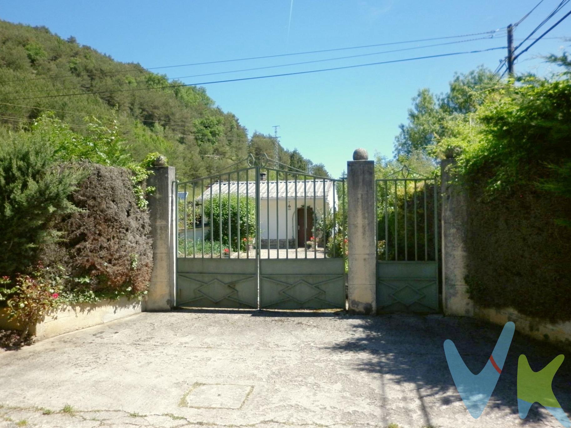 Ya puedes tener tu parcela de ocio en un entorno natural incomparable a tan sólo 15 minutos de Pamplona. Un refugio ideal para desconectar de la rutina diaria. La finca cuenta con 913 m² de parcela, una caseta de campo de 55 m² y trastero o cuarto de aperos. La parcela, cercada con bonitos pinos para dar mayor privacidad, tiene un pozo de 15 metros de profundidad,  zona de huerta para cultivar tus verduras de temporada y todo tipo de frutales (higuera, ciruelos, perales, parra de moscatel y manzanos).  La caseta cuenta con fogón-chimenea y fregadero. El aseo se encuentra en el cuarto de aperos. La finca dispone también de placas solares con dos baterías garantizando el suministro eléctrico y depósito de agua de 500 litros que se abastece desde la motobomba del pozo. La zona de parcelas de ocio donde se encuentra la finca está  situada al margen derecho del río Arga y a 2 km del núcleo urbano de Idoi, tranquilo pueblo del bonito valle de Esteribar, que está a 14,6 km de Pamplona-Iruña por carretera de Francia-Pamplona-Roncesvalles N135. Lugar incomparable para disfrutar de bosques centenarios (Quinto Real) y gran variedad de flora y fauna. Idoi está incluido en el itinerario vivo “La ruta del agua en el camino de Santiago en Esteribar” con el acondicionamiento de los espacios públicos que están en el entorno de fuentes y lavaderos que se han rehabilitado. No pierdas la oportunidad de adquirir esta propiedad que ofrece un entorno natural privilegiado. ¡Déjate enamorar por su encanto!. Las superficies expresadas en esta página tienen carácter descriptivo y son aproximadas. Datos meramente informativos, sin valor contractual. El PVP indicado no incluye impuestos ni gastos de transmisión. 