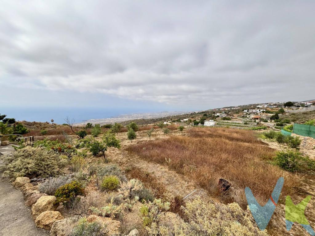 En lo alto de Fasnia, donde el silencio es auténtico y el aire huele a campo, se encuentra este terreno rústico de 1.711 m². Un lugar especial donde respirar profundo, escuchar el canto de los pájaros y sentir la tierra bajo tus pies. Rodeado de naturaleza y con unas vistas abiertas que invitan a soñar, este terreno ofrece un entorno sereno y auténtico. Dispone de un antiguo tanque, una edificación con barbacoa que puedes reformar, y una cueva natural que también podrás ampliar. El terreno, que tiene actualmente olivos en producción, es ideal para quienes buscan un espacio para fines de semana y escapadas rurales, un proyecto personal de autocultivo, un lugar de descanso tras la jubilación o un rincón donde construir momentos en familia al aire libre. Si sueñas con desconectar del ruido y volver a lo sencillo, este puede ser tu lugar. Porque hay sitios que no sólo se compran.. se sienten. ¿Quieres sentirlo? Llámame. 