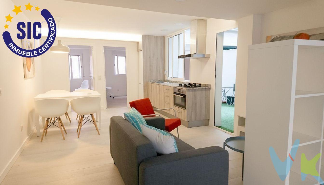 Piso en venta principalmente orientado a inversión, actualmente ocupado por inquilina en proceso de salida. La vivienda no se puede visitar en este momento. Este inmueble puede resultar especialmente interesante tanto para perfiles inversores como para personas muy interesadas en la zona que valoren adquirir una vivienda con vistas a medio plazo. Se puede concertar una reunión con el vendedor para conocer:. La situación actual del inmueble. Las condiciones de la venta. El escenario y tiempos estimados de desocupación. La situación de ocupación ya se ha tenido en cuenta en el precio, lo que la convierte en una oportunidad atractiva dentro del mercado actual. VENTA:. PVP 247.000€.  Gastos e impuestos no incluidos en el precio. La compra conlleva impuestos y gastos de formalización para el comprador. A título orientativo se informa que en segundas transmisiones el  ITP  con carácter general en  Valencia  es del  10%, pudiendo existir otros tipos impositivos atendiendo a  las circunstancias  personales del comprador u otras circunstancias previstas legalmente. Base imponible del impuesto el mayor valor entre el precio de compraventa, la tasación o el valor de referencia catastral. En cuanto a los gastos de  notaría y registro, en su caso,  suelen oscilar aprox; entre 1,5% y 2,5% (aranceles variables según precio, n.º de copias y complejidad). El comprador elige notario. Si el comprador precisase de  hipoteca: tasación, condiciones y costes bancarios serán según entidad elegida por el comprador, así como los gastos de gestoría, y cualesquiera otros gastos inherentes a la formalización de la compraventa que legalmente correspondan a la parte compradora, salvo pacto expreso en contrario con el vendedor. El consumidor tiene,  conforme a la normativa vigente, a su disposición información y documentación adicional relativa al inmueble y condiciones de la compraventa, que podrá ser consultada en C/Joaquín Costa 4, bajo 46005 Valencia o urbe2@remax.es. Honorarios de mediación inmobiliaria a cargo del  COMPRADOR: (3% del precio final de venta más IVA (21%), salvo otro pacto.); y  de VENDEDOR (según acuerdo con el mismo). . Se informa al consumidor que la agencia actúa como intermediaria inmobiliaria en la operación, estando cualquier eventual compraventa y sus condiciones sujeta a la aceptación expresa del propietario-vendedor y a la posterior formalización del correspondiente contrato.