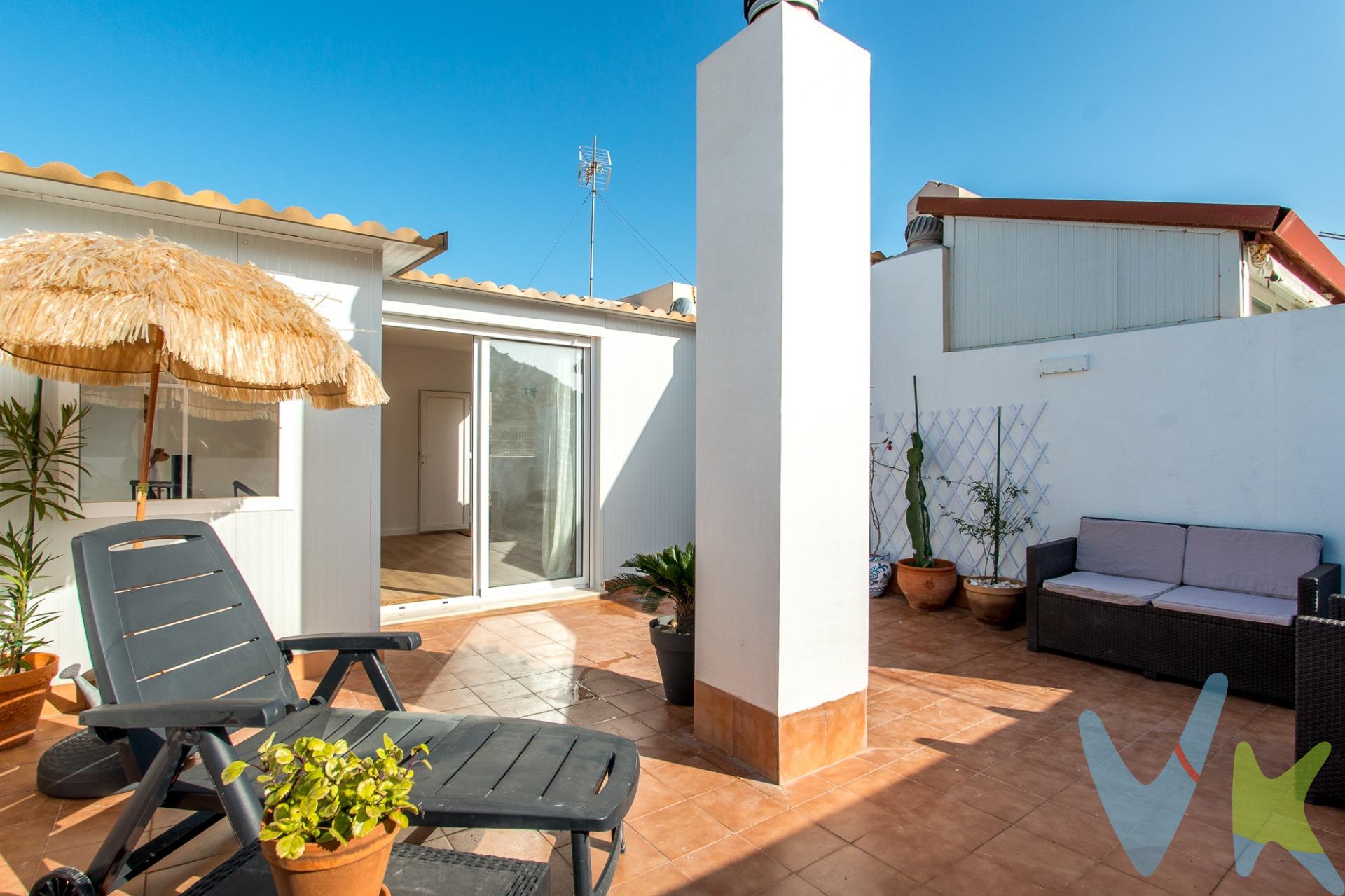 Crea el hogar que siempre has soñado en un rincón donde cada día comienza con el sonido del mar: tu nuevo ático en Cala Reona. Imagina abrir la puerta de tu nuevo hogar y que te reciba un distribuidor que, como un anfitrión silencioso, te guía hacia el corazón de la vivienda: un salón comedor bañado por la luz del Mediterráneo, con acceso directo a una terraza acristalada que se convierte en tu refugio favorito para desayunos lentos y atardeceres de ensueño.  . La cocina, funcional y conectada a esta terraza, te permite cocinar con vistas, mientras el lavadero independiente aporta ese toque práctico que tanto valoras.  . En esta misma planta, dos dormitorios cuidadosamente distribuidos y un baño completo crean un ambiente acogedor, ideal tanto para la vida diaria como para recibir visitas. Pero la verdadera joya te espera arriba.. Una escalera interior —o si prefieres, acceso independiente desde la escalera del edificio— te lleva a un espacio diáfano de 25 m². Un lugar perfecto para convertir en un tercer dormitorio, un estudio, sala de juegos o ese rincón creativo que siempre has querido. Desde aquí, sales a una impresionante terraza de 27 m²: tu nuevo escenario para cenas bajo las estrellas, barbacoas con amigos o simplemente contemplar el mar en silencio. Además, el ático NO tiene plaza de garaje incluida  y acceso a zonas comunes con piscina, donde relajarte y disfrutar del clima privilegiado del sureste español.  . Y lo mejor de todo: estás a tan solo **2 minutos a pie de Cala Reona**, una de las calas más especiales del litoral murciano, puerta de entrada al Parque Natural de Calblanque. Este ático no es solo una vivienda.  . Es un estilo de vida.  . Una invitación a vivir el Mediterráneo desde lo más alto. Por último, te vamos a contar una cosa: Los propietarios han confiado en nosotros y nos han contratado en exclusiva para que les ayudemos a vender uno de sus bienes más preciados, su casa, su hogar. Esto para ti, como comprador, será una garantía ya que tendrás acceso a un servicio de calidad, un trato fácil, sencillo y sin interferencias de terceros. Por eso, te vamos a pedir un favor, habla con nosotros, no los molestes, te vamos a ayudar en caso de interés en todo el proceso y te vamos a facilitar toda la documentación e información que precises. Como ya te habíamos dicho, ¡Un servicio de calidad!.