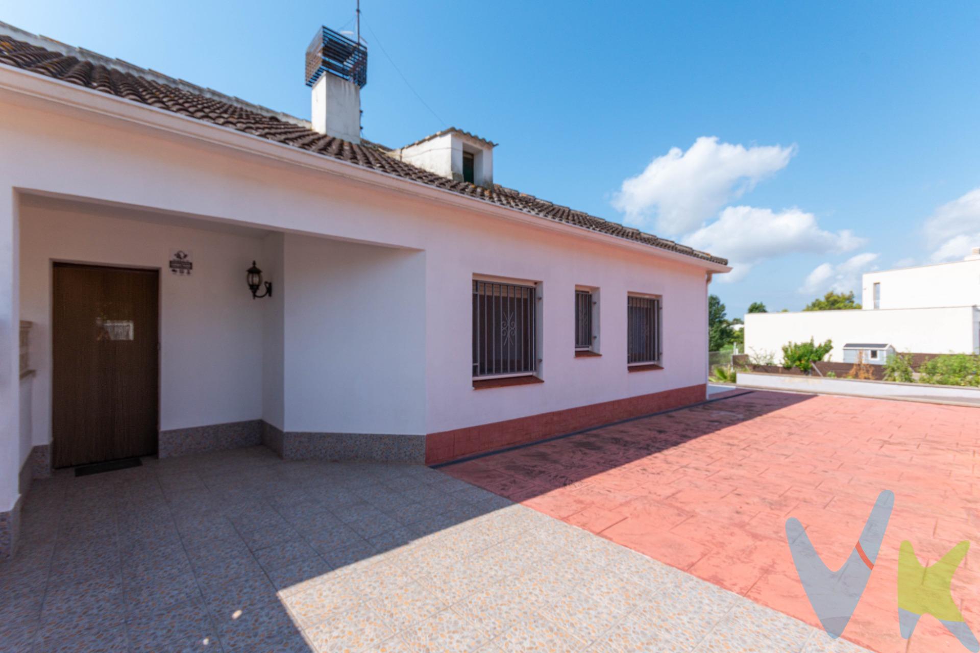 En la entrada de la urbanización Mas Alba encontramos una casa con una ubicación privilegiada y un gran potencial. De origen y en un estado estructural más que correcto para entrar a vivir, esta vivienda ofrece múltiples posibilidades para convertirse en el hogar ideal. Con una reforma adecuada, puede transformarse en el refugio perfecto para quienes valoran el espacio, la tranquilidad, la naturaleza y la cercanía a Sitges. La propiedad cuenta con una amplia parcela, ideal para diseñar el espacio exterior que siempre has soñado: jardín, piscina, zona chill-out o huerto.. tú eliges. Una casa perfecta para un proyecto de vida, rodeado de zonas verdes que te permitirá disfrutar de la tranquilidad sin renunciar a la cercanía de todo. A solo unos minutos del centro de Sitges. Los precios no incluyen impuestos, ni gastos de notaria, AJD, ni inscripción ni gastos adicionales. REF. 11359 TF. 