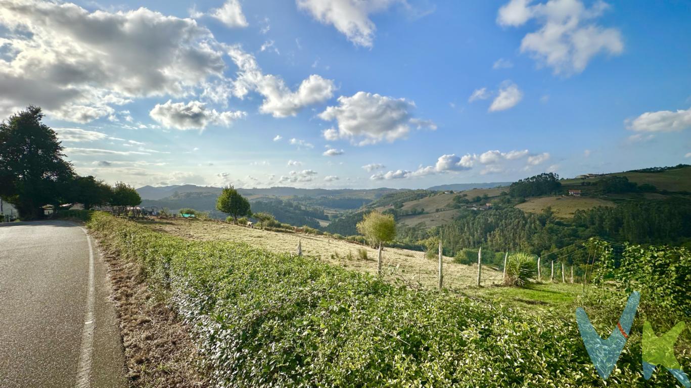 En el corazón del concejo de Llanera, en la tranquila zona de La Llomba (Pruvia), se encuentra esta exclusiva finca edificable de 1.500 m², un lugar donde la calma del entorno rural se une con la comodidad de unas comunicaciones inmejorables.Situada en una posición elevada, la parcela ofrece vistas despejadas que invitan a disfrutar de cada amanecer y atardecer, rodeada de un paisaje verde y abierto, típico del centro de Asturias.Su ubicación es estratégica: a tan solo 900 metros de la salida de la AS-II, con conexión directa entre Oviedo y Gijón, y con transporte público a menos de 10 minutos a pie. Aquí podrás vivir en plena naturaleza sin renunciar a la cercanía de las principales ciudades asturianas.La finca cuenta con acceso a agua y luz a pie de parcela, lo que simplifica el inicio de cualquier proyecto. La normativa urbanística permite edificar una vivienda unifamiliar de hasta 300 m², el lienzo perfecto para diseñar la casa con la que siempre has soñado.Un espacio único para quienes buscan privacidad, entorno natural y calidad de vida, con la ventaja de estar en el centro neurálgico de Asturias.