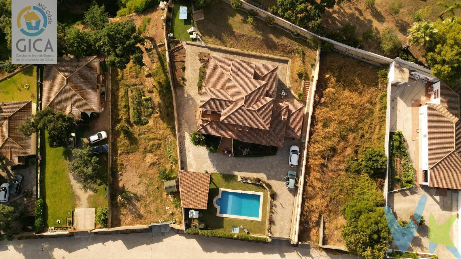 🏡 Fantástico chalet en Las Herrizas. (suelo urbanizable  pendiente de aprobación plan parcial. La vivienda puede tener costes de urbanización en un futuro. NO hipotecable). POSIBILIDAD DE PAGO APLAZADO. Consultar condiciones. Ubicado en la zona de Las Herrizas, dentro del plan parcial de ordenación urbana (sector 10), se encuentra este maravilloso chalet independiente con 317 m² construidos sobre una amplia parcela de 1.827 m². Un entorno ideal para quienes buscan disfrutar de la naturaleza, criar a sus hijos en libertad y cuidar de sus mascotas con total tranquilidad. Se vende la vivienda con parcela fácilmente identificable y la parcela está a su lado derecho pero en desuso (forma parte de la misma finca). La vivienda cuenta con:. Garaje,. Piscina privada,. Jardín con pérgola,. Cocina exterior con fregadero, zona de comedor y sofás para disfrutar al aire libre durante gran parte del año. Al ser una casa independiente, ofrece múltiples rincones acogedores rodeados de zonas ajardinadas. En el interior, la planta baja dispone de:. Cocina con alacena,. Salón comedor,. Tres dormitorios (uno con vestidor),. Lavadero,. Un baño completo y un aseo (todas las estancias son exteriores, excepto el aseo). En la planta alta, se encuentran:. Una habitación individual,. El dormitorio principal, amplio y luminoso, con vestidor, baño en suite y terraza con vistas despejadas. La vivienda está en perfecto estado para entrar a vivir. 📞 Llámanos y ven a visitarla sin compromiso. 🔎 Información adicional (relevante para compradores):. Suelo urbanizable  pendiente de aprobación plan parcial. La vivienda puede tener costes de urbanización en un futuro. NO hipotecable. Dispone de agua canalizada con contador y electricidad con contador individual. No dispone de sistema de saneamiento. Cuenta con escrituras; no obstante, solo el terreno está inscrito en el Registro de la Propiedad (la casa no puede inscribirse hasta que se complete la urbanización). Año de construcción: 1996. --------------------------------------------------. Informamos a nuestros clientes que los gastos de notaría, registro, gestoría, impuestos y los honorarios de la agencia  NO están incluidos en el precio. A su vez, disponemos del documento informativo abreviado de la propiedad (según decreto 218/2005, del 11 de octubre) y de seguro de caución, para la protección del dinero entregado como señal para la reserva de una vivienda. Por mandato expreso del propietario, comercializamos este inmueble en exclusiva, lo que le garantiza el acceso a toda la información, a un servicio de calidad, un trato fácil, sencillo y sin interferencias de terceros. Por este motivo, se ruega no molestar al propietario, a los ocupantes de la propiedad o a los vecinos. Muchas gracias por su comprensión. 