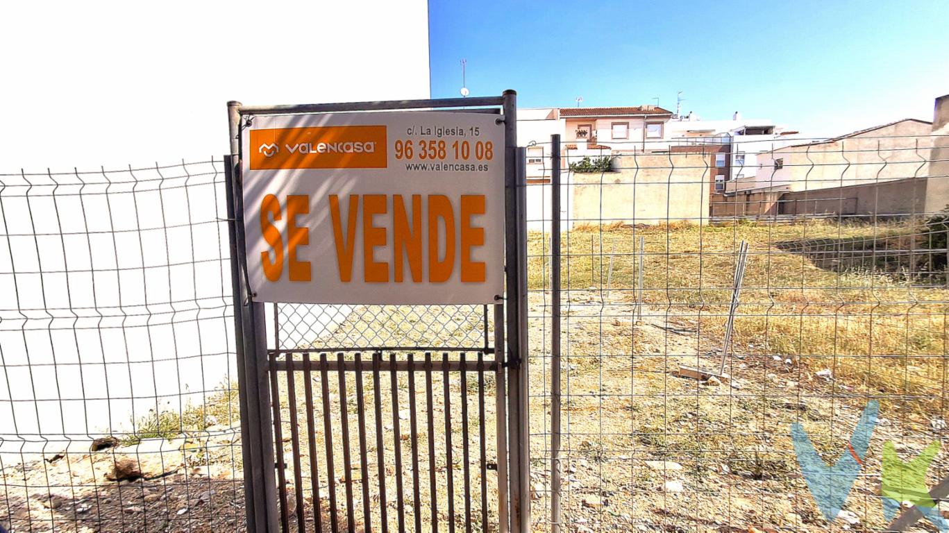 Si buscas un solar urbano en una ubicación tranquila y consolidada para construir una vivienda a tu medida, esta es una excelente oportunidad.La parcela, de aproximadamente 84 m², se encuentra en una zona residencial de Montserrat rodeada de viviendas, con todos los servicios necesarios para el día a día a escasa distancia.Su ubicación destaca por la cercanía al IES Alcalans, al Parque L\'Aerox, a Mercadona y a diferentes comercios, zonas verdes y servicios municipales, ofreciendo una combinación perfecta entre tranquilidad y comodidad.Se trata de un solar ideal para quienes desean diseñar una vivienda moderna y funcional, adaptada a sus necesidades. Según la información facilitada por la propiedad, existe la posibilidad de desarrollar una edificación compuesta por planta baja, planta primera y ático o buhardilla, siempre de conformidad con la normativa urbanística vigente y previa obtención de las correspondientes licencias municipales.Una magnífica oportunidad tanto para particulares que deseen construir su vivienda habitual como para inversores o promotores que busquen una parcela en una población con gran calidad de vida y excelentes comunicaciones con Valencia.CaracterísticasPrecio: 33.000 Solar urbano.Superficie gráfica catastral aproximada: 84 m².Fachada a calle urbanizada.Zona residencial consolidada.Próximo al IES Alcalans, Parque L\'Aerox, Mercadona y todo tipo de servicios.Ideal para la construcción de una vivienda unifamiliar.  CONDICIONES ECONÓMICAS Y LEGALESPVP: 33.000 Gastos e impuestos no incluidos en el precio. La compra conlleva impuestos y gastos de formalización para el comprador.En las segundas o ulteriores transmisiones, el Impuesto de Transmisiones Patrimoniales (ITP) se liquidará conforme a la normativa vigente de la Comunitat Valenciana. Con carácter general, el tipo aplicable es del 10%, sin perjuicio de la aplicación de tipos reducidos del 8%, 6%, 4% ó 3% cuando concurran los requisitos legalmente establecidos para ello.La compraventa se realizará con gastos según ley, por lo que los gastos de notaría y registro de la propiedad serán asumidos conforme a lo dispuesto en la normativa aplicable. A título orientativo, dichos gastos, según aranceles oficiales, pueden situarse aproximadamente entre 400  y 800 , dependiendo del precio final y de las circunstancias de la operación.Honorarios de intermediación inmobiliaria no incluidos en el precio: 4.000 más IVA.Se informa al consumidor que la agencia actúa como intermediaria inmobiliaria en la operación, estando cualquier eventual compraventa y sus condiciones sujeta a la aceptación expresa del propietario o vendedor y a la posterior formalización del correspondiente contrato de arras.El consumidor tiene, conforme a la normativa vigente, a su disposición información y documentación adicional relativa al inmueble, pudiendo consultarla en la agencia inmobiliaria.La información contenida en este anuncio tiene carácter meramente informativo y no contractual, pudiendo estar sujeta a errores u omisiones involuntarias.