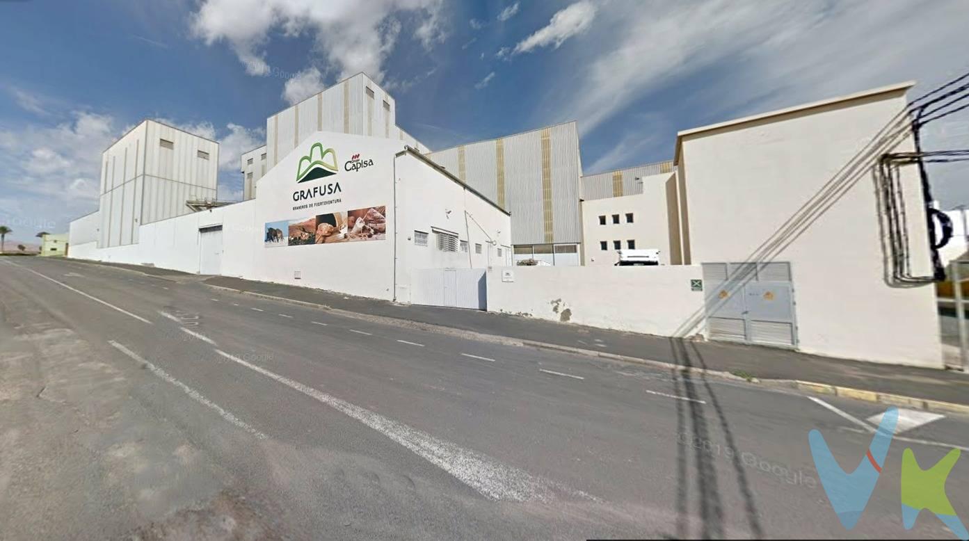 ¡Oportunidad única en Fuerteventura!. Se venden tres amplias naves industriales situadas en la zona de Las Salinas, con una superficie total aproximada de 6.000 m². Estas naves ofrecen el espacio perfecto para establecer un supermercado, un centro de distribución o cualquier tipo de negocio que requiera grandes dimensiones y un acceso privilegiado. Con una ubicación inmejorable, estas naves se destacan por su versatilidad y amplitud, ofreciendo infinitas posibilidades para emprendedores y grandes cadenas comerciales. Las instalaciones cuentan con todo lo necesario para adaptarse a tus necesidades empresariales, ya sea para la logística de productos o para convertir el espacio en una gran área de ventas. Su excelente conexión con las principales vías de acceso de la isla asegura una logística eficiente, lo que las convierte en una opción ideal para quienes buscan optimizar la distribución y almacenamiento de mercancías. No dejes pasar esta increíble oportunidad de invertir en una de las zonas más prometedoras de la isla. Contacta con nosotros para obtener más información y asegurarte un espacio en Las Salinas.