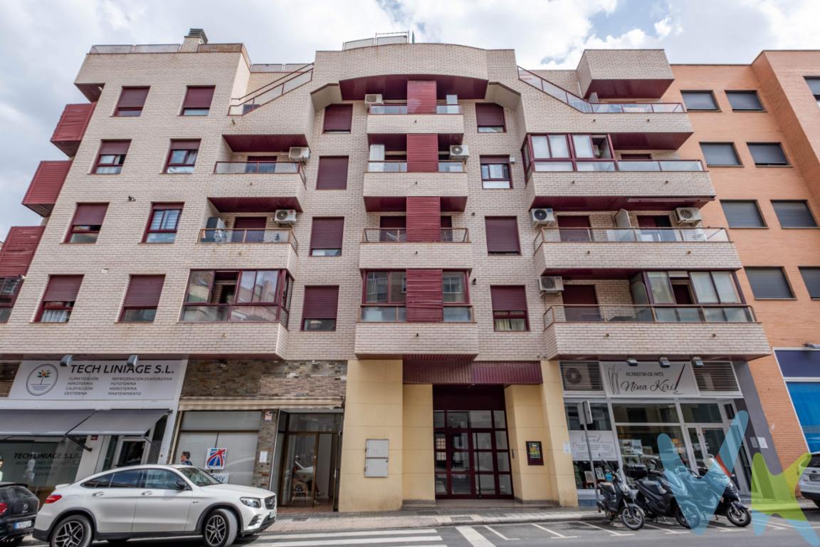 En c/Cabecico Redondo. Sabes esa sensación de entrar a una casa, respirar hondo y pensar: "de aquí no me muevo". Eso es exactamente lo que vas a sentir al cruzar la puerta de esta vivienda. Si llevas tiempo queriendo comprar piso en Cuarte de Huerva para ganar en calidad de vida, huir del estrés del centro y disfrutar de un entorno joven y dinámico, detén tu búsqueda. Lo has encontrado. Construido en 2003 y en un estado de conservación impecable (olvídate de presupuestos, polvo y reformas interminables), este hogar destaca por el mayor lujo que puede tener una casa: luz natural a raudales. Al ser una vivienda totalmente exterior, el sol bañará tus estancias haciendo que cada rincón sea mucho más cálido y acogedor. ¿Qué te espera en tu nuevo hogar?. - 3 dormitorios llenos de posibilidades: El espacio perfecto para ver crecer a tu familia, recibir a los tuyos o, por fin, montar ese despacho para teletrabajar con luz natural. - 1 baño completo: Práctico, cómodo y en perfecto estado. - Cocina independiente y equipada: Con todo lo que necesitas para sacar a tu chef interior y acceso directo a una útil galería. El desahogo perfecto para la zona de colada y limpieza. - Plaza de garaje incluida: Porque tu tiempo es oro. Llegar de trabajar, aparcar a la primera y subir a casa sin dar vueltas no tiene precio. - Además, la finca dispone de una pequeña y cuidada zona comunitaria con bancos, un rincón seguro y tranquilo ideal para bajar a leer un rato al aire libre o charlar con los vecinos. A nivel de ubicación, Cuarte de Huerva te ofrece lo mejor de los dos mundos: la paz de un municipio residencial consolidado con todos los servicios a la puerta de casa (supermercados, colegios, parques, zonas deportivas) y una conexión rapidísima y directa con Zaragoza. Viviendas tan luminosas, bien ubicadas y listas para entrar a vivir desaparecen rápido del mercado. ¿Te imaginas ya decorando tu nuevo salón? Llámanos ahora mismo y agenda tu visita antes de que otro se te adelante. Tu nueva vida empieza aquí. *** Gastos e impuestos no incluidos. A título orientativo, en segundas transmisiones, el comprador abonará: Impuesto sobre Transmisiones Patrimoniales (ITP), tipo general en Aragón al 8% (*). Base de cálculo: mayor valor entre precio de compraventa o valor de referencia catastral. Gastos de Notaría y Registro: Aranceles variables según precio, número de copias y complejidad; cálculo según tarifas normativas. Si se precisa hipoteca: Tasación, condiciones y costes bancarios según entidad elegida por el comprador; así como gastos de gestoría y cualesquiera otros inherentes a la compraventa. No se incluyen otros gastos o tributos que puedan por Ley corresponder al comprador. Operación sujeta a doble mediación. Existen honorarios a cargo del comprador, salvo pacto en contrario, no incluidos en PVP. El consumidor conforme a la normativa vigente podrá solicitar información y documentación adicional relativa al inmueble, sus características, condiciones de la operación y del servicio de mediación en la oficina y/o a través de nuestro teléfono de contacto o mail. La agencia actúa exclusivamente como intermediaria en la compraventa, cuyas condiciones, en todo caso, estarán sujetas a la aceptación expresa del vendedor del inmueble y posterior formalización del contrato. La información suministrada se corresponde con la disponible a la fecha de publicación, pudiendo variar en función de las circunstancias o actualizaciones legales, contractuales y fiscales. Anuncio de carácter meramente informativo. Para una información exhaustiva sobre el funcionamiento, tipos impositivos y bonificaciones del ITP en Aragón, puede consultar el portal oficial de la Agencia Tributaria Autonómica. Tarifas notariales y registrales reguladas en el Anexo I del Real Decreto 1426/1989 y Anexo I del Real Decreto 1427/1989, respectivamente. Anuncio no vinculante, puede contener errores.