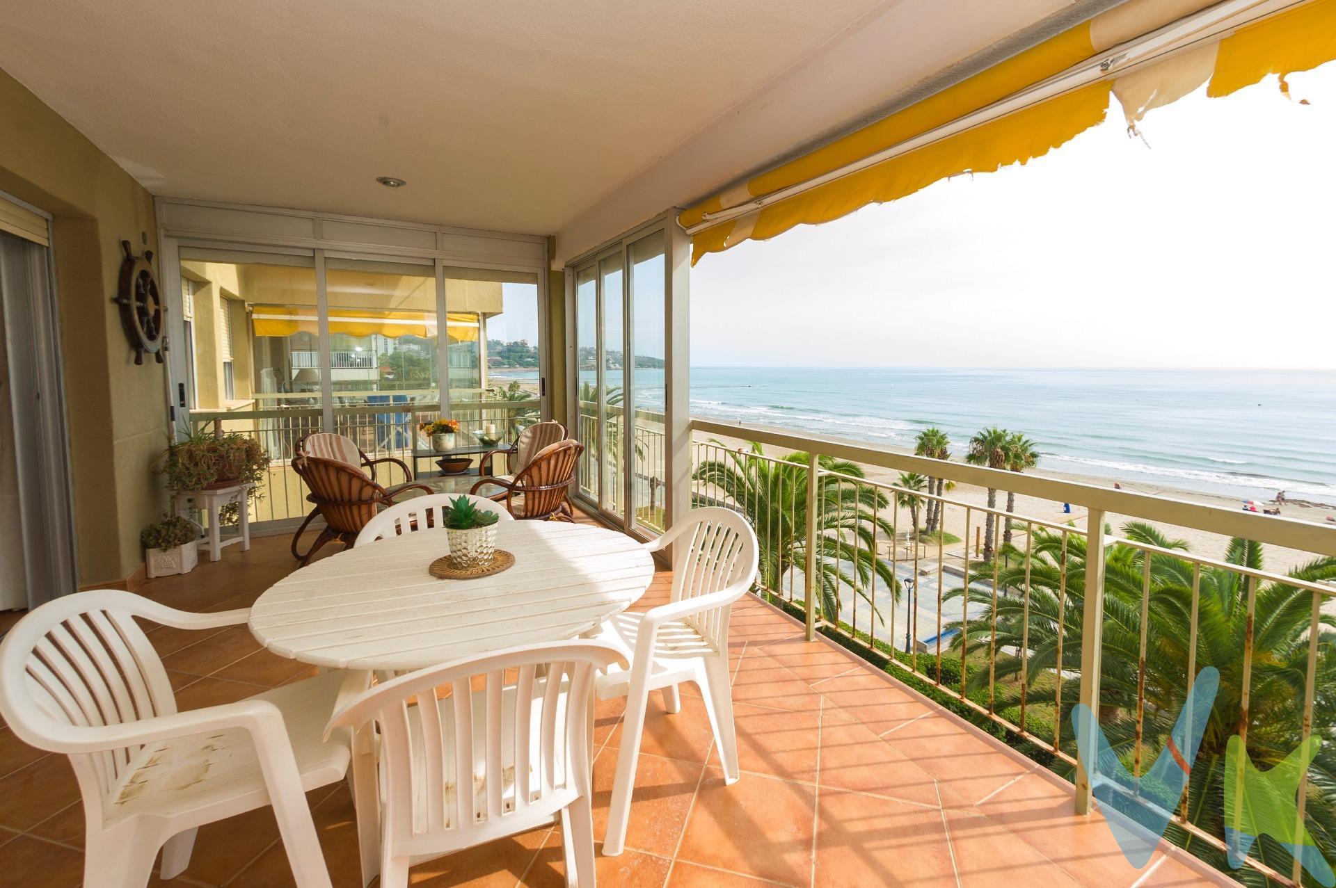 🏖️ Apartamento frontal en primera línea – Playa del Torreón, Benicasim. 📍 Paseo Marítimo Torreón · Residencial Ordesa. Apartamento frontal en primera línea de la Playa del Torreón, una de las zonas más demandadas de Benicasim, con vistas abiertas al mar 🌊 y acceso directo al paseo marítimo. La vivienda ha sido totalmente reformada ✨ con materiales de calidad y cuenta con 121 m² construidos, distribuidos de forma funcional y cómoda. La reforma permitió convertir las antiguas cuatro habitaciones en 3 dormitorios amplios 🛏️, mejorando la amplitud y la distribución general. El salón-comedor 🛋️, amplio y muy luminoso, tiene salida directa a una terraza de 24 m² 🌞, orientada al mar. La terraza dispone de una zona acristalada para su uso durante todo el año y una parte abierta con vistas despejadas a la playa 🌊. La cocina independiente 🍽️, también reformada, es práctica y bien aprovechada. La vivienda dispone de 2 baños completos 🚿. Cuenta con climatización por bomba de frío y calor ❄️🔥 en toda la vivienda, garantizando confort durante todo el año. Incluye plaza de parking 🚗, un valor imprescindible en esta ubicación. Apartamento listo para entrar a vivir 🔑, sin necesidad de reformas, ideal tanto como vivienda habitual como para segunda residencia. Una excelente oportunidad para vivir frente al mar en una de las mejores playas de Benicasim 🌴. 📍 Ubicación privilegiada en la Costa Mediterránea – Benicasim Playa. Esta vivienda se encuentra en Benicasim (Comunidad Valenciana), una de las localidades más valoradas de la costa mediterránea española por su calidad de vida, playas amplias y clima suave durante todo el año. Benicasim está situada junto a la ciudad de Castellón de la Plana, a tan solo 10-15 minutos en coche, donde encontrarás todos los servicios de una capital de provincia: hospitales, centros comerciales, universidades y estación principal de tren. ✈️ Conexiones nacionales e internacionales. La ubicación es especialmente cómoda tanto para residentes habituales como para quienes viajan desde el extranjero:. •	A 25 minutos del Aeropuerto de Castellón, con conexiones internacionales en expansión. •	A aproximadamente 1 hora del Aeropuerto de Valencia, principal aeropuerto internacional de la región, con vuelos diarios a numerosas ciudades europeas. 🚄 Benicasim cuenta además con estación de tren con conexiones directas a Valencia, Barcelona y otras ciudades españolas. 🌊 Entorno y estilo de vida. Benicasim Playa es conocida por sus kilómetros de playas de arena fina, su paseo marítimo y su ambiente tranquilo y familiar. Un enclave ideal tanto como residencia habitual, segunda vivienda o inversión internacional en una de las zonas más estables y demandadas del Mediterráneo español. Por mandato expreso del propietario comercializamos este inmueble mediante contrato de multi-exclusiva, por el cual numerosas agencias colaboradoras, nacionales e internacionales, ofrecen esta vivienda a sus potenciales compradores, todo ello garantizando un servicio de calidad, un trato fácil, sencillo y sin interferencias de terceros, ya que la gestión es a través de nuestra agencia. *Impuestos, gastos de compraventa tales como honorarios agencia y financiación no incluidos. 