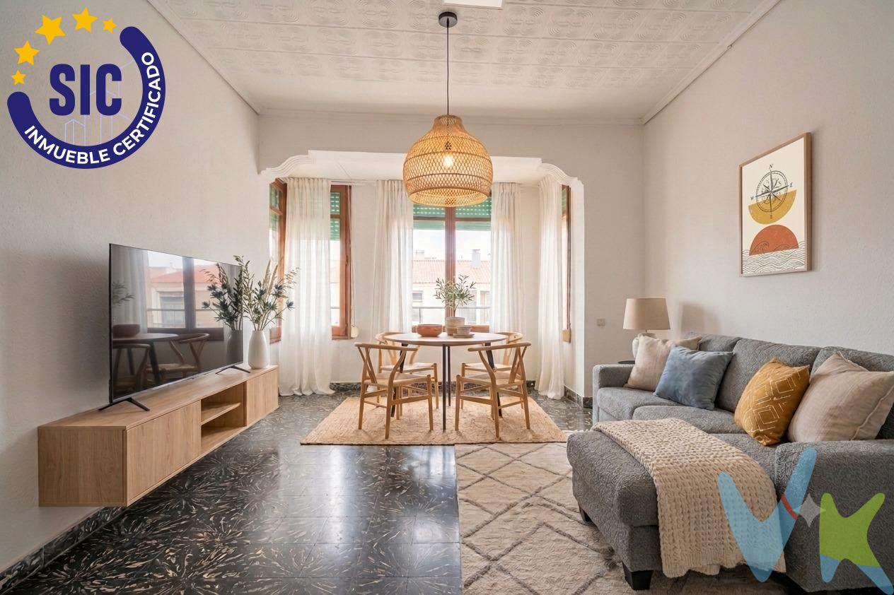 "Ubicada en la codiciada calle Eugenia Viñes, a escasos pasos de la playa, esta vivienda combina la arquitectura tradicional de los poblados marítimos con un diseño contemporáneo Nordic Cabanyal. Pero su mayor privilegio no solo está a la vista: a diferencia de muchas propiedades de la zona que dependen de suelo municipal, esta casa cuenta con *la plena propiedad del suelo regularizada y pagada al Ayuntamiento. Sin cargas, sin trámites pendientes de liquidación y lista para una transmisión limpia, rápida y directa desde el primer día*. Una inversión segura y sin sorpresas en el corazón del Cabanyal". Un lugar donde el tiempo parece detenerse y el Mediterráneo se respira en cada rincón. Hay viviendas que son simplemente metros cuadrados, y luego están las propiedades con alma. Ubicada en la emblemática calle Eugenia Viñes, a tan solo unos pasos del mar y en una tranquila segunda línea de playa, esta vivienda es un tributo vivo a la arquitectura tradicional y a la esencia auténtica de Poblats Marítims. Al cruzar su puerta, la sensación de amplitud te envuelve de inmediato. Sus techos altos históricos dejan respirar el espacio, mientras que la luz dorada de Valencia fluye sin obstáculos de estancia en estancia. Todo en este piso es 100% exterior, un privilegio escaso que garantiza claridad durante todo el día y regala esa inconfundible ventilación marina cruzada: basta con abrir las ventanas para sentir el frescor de la brisa mediterránea acariciando cada habitación. La armonía entre el pasado y el estilo de vida actual. El alma del hogar reside en sus detalles patrimoniales: sus puertas correderas de madera maciza que restauraras con mimo, conservan la elegancia y la calidez del Cabanyal de principios del siglo XX, aportando una personalidad única que no se puede replicar en las construcciones modernas. La vivienda se distribuye de manera fluida y acogedora:. Tres dormitorios exteriores, serenos y bañados por la luz natural, ideales para descansar, teletrabajar o acoger a tus invitados. Un baño completo, funcional y luminoso. Una maravillosa cocina con sala continua para crear tu zona de comedor. Diseñada para disfrutar sin prisas, se abre directamente a un encantador balcón. El estilo de vida que estabas buscando. Imagina despertarte, caminar dos minutos con la toalla al hombro para darte un baño matutino en la playa de las Arenas, comprar pan recién hecho en el mercado tradicional y trabajar desde un salón bañado por la luz del mar. Esta no es solo una propiedad; es un proyecto de vida o una segunda residencia exclusiva para quienes valoran la autenticidad, la arquitectura con historia y el lujo de vivir junto al mar en uno de los barrios más dinámicos, cosmopolitas y cotizados del sur de Europa. Lola Segarra | RK VALENCIA MARKET By REALMARK. ¿Sientes la brisa? Contacta con nosotros para concertar una visita privada y descubrir esta joya arquitectónica en el Cabanyal. El otro broche de oro de esta finca familiar (de solo 3 vecinos) se encuentra en la parte superior. Su azotea o terraza alta comunitaria es un lienzo en blanco esperando por ti. Imagina instalar unas tumbonas de teca, luz tenue ambiental, unas plantas mediterráneas y crear tu propio rincón chill out privado. Un espacio exclusivo donde subir a tomar una copa al atardecer, sentir la brisa de la noche y contemplar la silueta del mar bajo las estrellas en un ambiente de absoluta paz. Por mandato expreso del propietario, comercializamos este inmueble en exclusiva , lo que le garantiza el acceso a toda la información, a un servicio de calidad, un trato fácil, sencillo y sin interferencias de terceros. Por este motivo, se ruega no molestar al propietario, a los ocupantes de la propiedad o a los vecinos. Muchas gracias por su comprensión. Si usted es agente inmobiliario y tiene un cliente para este inmueble, llámenos: estaremos encantados de colaborar. 