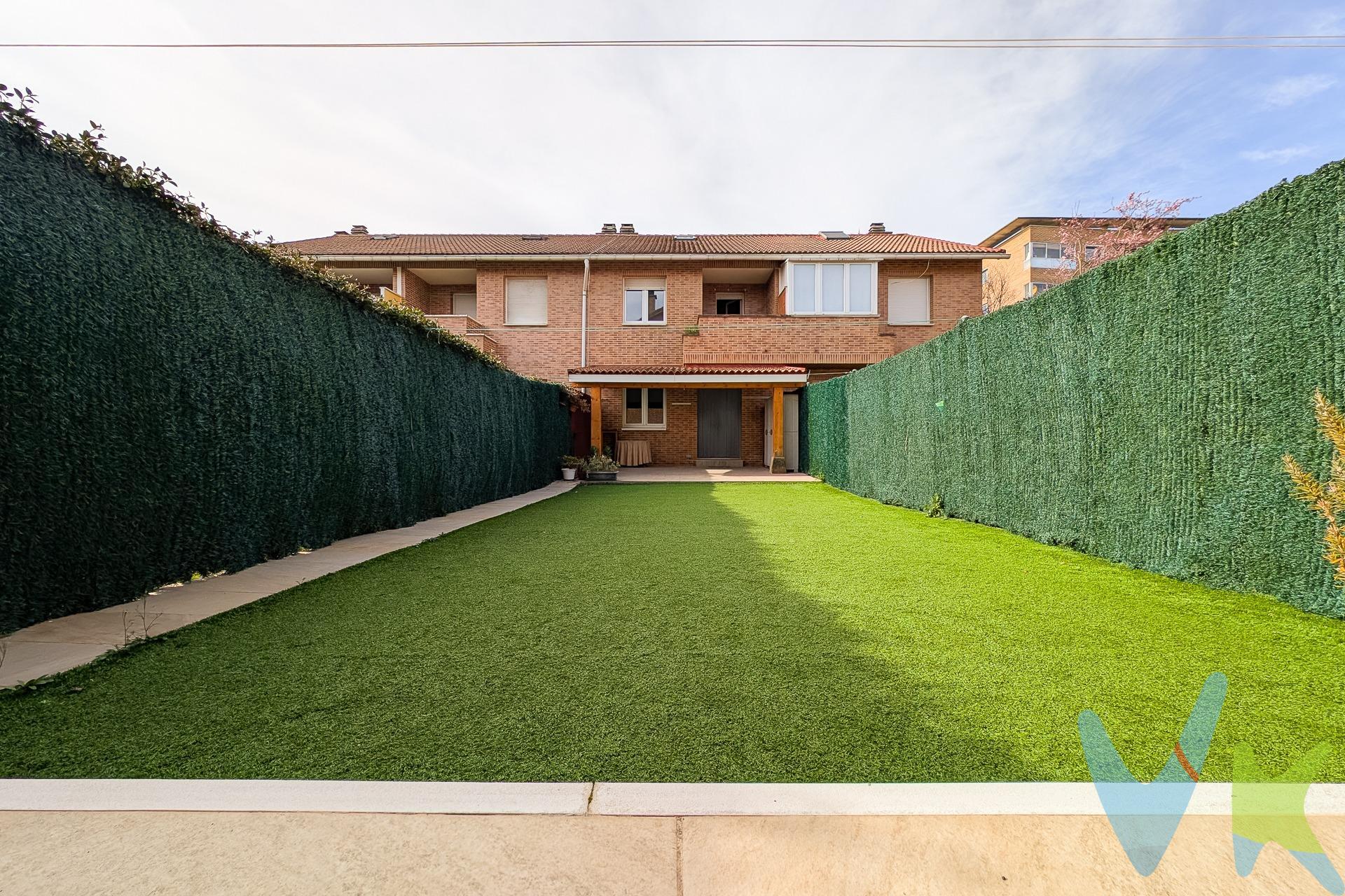 ¡EN VENTA! Precioso adosado de 4 plantas en la Urbanización Zizur. Este luminoso y espacioso adosado de 160 m² construidos (y 145 m² útiles) + 25 m2 de ático ha sido recientemente reformado, incluyendo la pintura completa, una cocina renovada hace dos años y la buhardilla transformada en un cuarto dormitorio. Con una distribución perfecta para disfrutar en familia, la vivienda se compone de 4 habitaciones, 2 baños completos, 1 aseo, Terraza, Porche, Jardín privado, Txoko con horno, Plaza de garaje y trastero. Ubicado en una excelente zona de la Urbanización Zizur, junto al parque Los Olmos, esta propiedad se encuentra cerca de supermercados, el instituto, polideportivo, piscinas municipales, y colegios, lo que te permitirá disfrutar de una vida cómoda y con todos los servicios a tu alcance. Distribución de la vivienda:. Sótano: Garaje comunitario con plaza de garaje (posibilidad de adquirir una segunda plaza junto a la primera), txoko completamente montado con horno y trastero. Planta Baja: Acceso por la puerta principal con un pequeño hall. A mano izquierda, acceso al sótano; a mano derecha, la cocina reformada y moderna de 10,05 m², seguida por un amplio salón de 26 m² con acceso a un porche ideal para disfrutar todo el año. El porche se conecta a un jardín privado con césped artificial y una pequeña terraza al fondo. Planta Primera: Tres dormitorios, incluido el dormitorio principal de 13,95 m² con armario empotrado y terraza con hermosas vistas. Los otros dos dormitorios de 11,90 m² y 9,80 m2 (uno de ellos con armario empotrado) comparten un baño reformado con plato de ducha. Buhardilla: Espaciosa y completamente reformada, convertida en un cuarto dormitorio con baño privado. Características adicionales:. Calefacción y agua caliente sanitaria mediante caldera individual. Posibilidad de adquirir una segunda plaza de garaje. Una vivienda ideal para disfrutar de amplias estancias interiores y exteriores, perfecta para tu familia y en una ubicación inmejorable. ¡No dudes en contactarnos para concertar una visita! Te atenderemos encantados. Datos meramente informativos sin valor contractual. El PVP indicado no incluye impuestos ni gastos de transmisión (ITP, Notaría, Registro..).