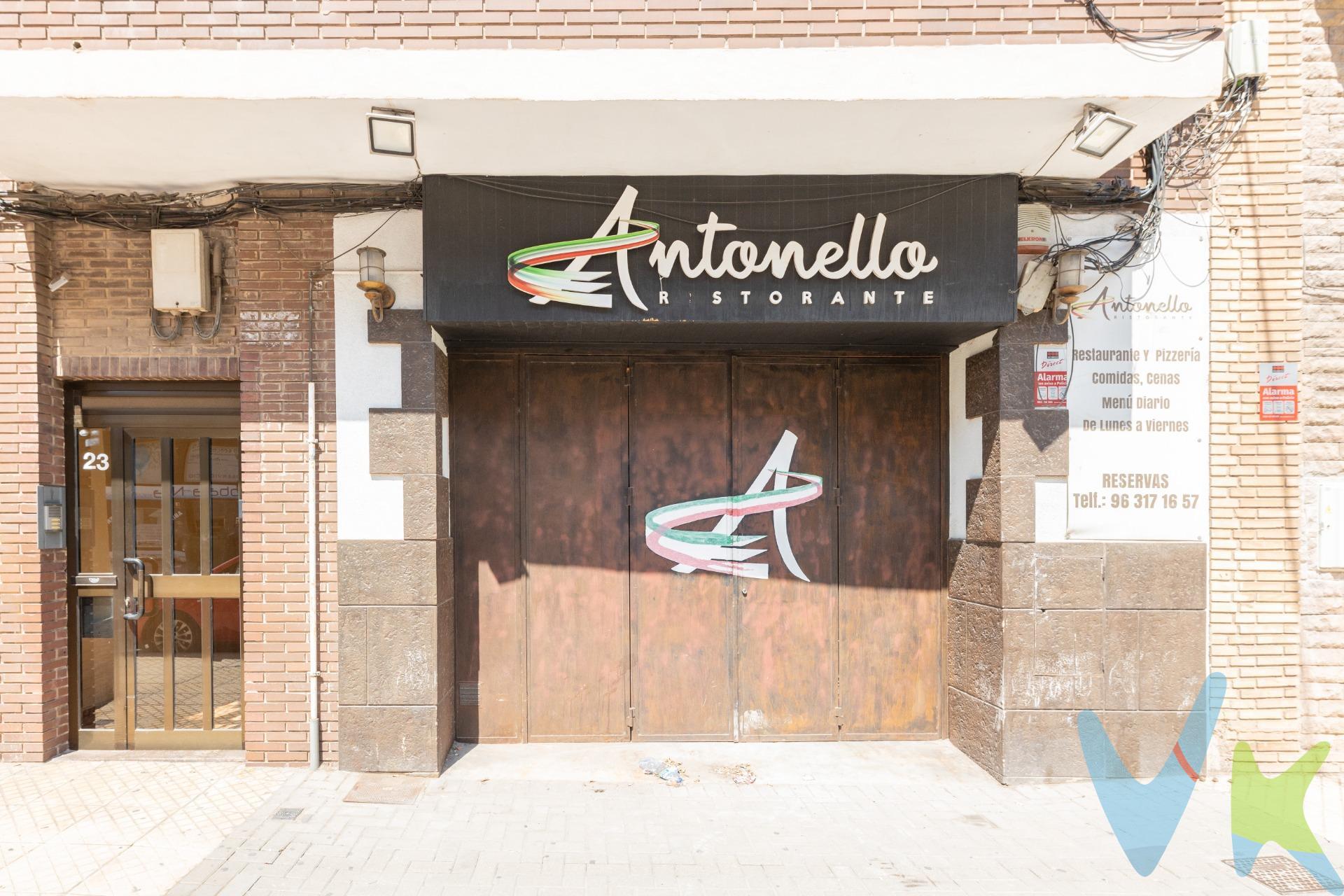 Oportunidad única en el corazón del norte de Valencia. Se ofrece en venta un local comercial que anteriormente funcionó como restaurante, ideal para emprendedores o inversores interesados en convertirlo nuevamente en negocio o transformar la planta baja en vivienda. Aunque actualmente carece de licencia y servicios básicos como electricidad y agua, su ubicación estratégica garantiza una visibilidad excepcional debido al alto tránsito diario hacia l'Horta Nord y Valencia por la Carretera antigua de Barcelona. El espacio cuenta con más de 110 metros útiles distribuibles, incluyendo amplia cocina e instalaciones adecuadas (aire acondicionado e insonorización). Además, tras el cerramiento previo realizado sobre lo que era terraza, se ha incrementado notablemente la superficie útil del inmueble. Disponemos toda la documentación urbanística actualizada necesaria para facilitar cualquier proyecto futuro; escuchamos propuestas serias. La descripción y los datos del presente inmueble tienen carácter meramente informativo y en ningún caso contractual. En el precio de la vivienda no están incluidos los honorarios de agencia, gastos de compraventa y/o financiación. Por mandato expreso del propietario, comercializamos este inmueble en exclusiva compartida, lo que garantiza un servicio de calidad, un trato fácil y personalizado, una gran difusión en nuestras redes compartidas y sin interferencias de terceros. Por este motivo se ruega no molestar al propietario, a los ocupantes de la propiedad, a los vecinos o conserjes del edificio si los hubiera. Si eres una agencia, llámanos colaboraremos contigo. 📞 Contáctanos para más información o para concertar una visita.