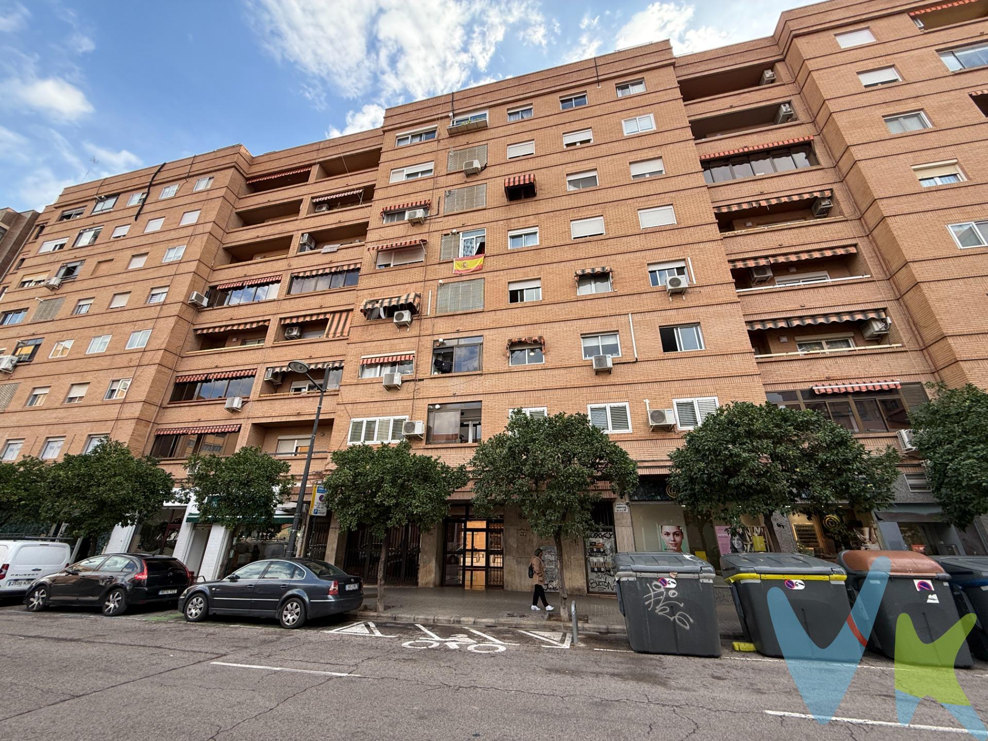  Si te gusta Benimaclet, su ambiente, sus comercios de toda la vida y esa sensación de barrio donde tienes todo a mano, ¡esta vivienda te va a interesar!. En la calle Emilio Baró, te presentamos este piso situado en una segunda planta con ascensor, completamente exterior a la calle y con orientación oeste, ideal para disfrutar de la luz natural durante buena parte del día, especialmente por las tardes. La vivienda cuenta actualmente con dos dormitorios y dos baños, aunque originalmente tenía tres habitaciones. ¿Qué pasó con la tercera? Se aprovechó su espacio para ampliar la cocina y crear una estupenda zona office. Y lo mejor es que, si necesitas ese tercer dormitorio, puedes recuperarlo fácilmente levantando un tabique, ya que mantiene su puerta original. La cocina dispone también de una práctica galería, un espacio extra que siempre viene bien para organizar las tareas de casa. El piso está muy bien cuidado y se encuentra en buen estado para entrar a vivir. No es una vivienda con una reforma integral reciente, pero precisamente ahí está parte de su encanto: una casa bien conservada, lista para disfrutar desde el primer día y con la posibilidad de ir actualizándola a tu gusto. Además, el edificio dispone de servicio de conserjería y una zona común interior, dos detalles que aportan comodidad al día a día. Benimaclet: un barrio donde apetece quedarse. Una de las grandes ventajas de esta vivienda es, sin duda, su ubicación. Estás en una de las zonas más conocidas de Benimaclet, un barrio que ha sabido mantener su carácter de siempre, con sus tiendas, sus plazas, sus cafeterías y ese ambiente cercano que tanto gusta a quienes llevan años viviendo aquí. En los alrededores encontrarás supermercados, panaderías, farmacias, colegios, centro de salud y todo tipo de comercios para hacerte la vida más fácil. También tienes muy cerca el metro de Machado, varias líneas de autobús y buenas conexiones con el resto de Valencia. Y si prefieres moverte en bicicleta, también lo tienes fácil. Es una ubicación especialmente cómoda para parejas y familias que quieren tener los servicios cerca, sin depender del coche para todo. Una casa para empezar una nueva etapa.. o continuarla. Tanto si buscas tu primera vivienda en pareja como si necesitas algo más de espacio para tu familia, este piso te ofrece una distribución cómoda, mucha luz y la posibilidad de contar con tres dormitorios. Y si ya eres de Benimaclet y no quieres marcharte de tu barrio, aquí tienes una oportunidad de seguir disfrutando de todo lo que te gusta, en una vivienda con muchas posibilidades. ¿Te imaginas viviendo aquí? Ponte en contacto con nosotros, ven a conocerla y descubre todo lo que puede ofrecerte. ¡Estaremos encantados de enseñártela!. ***. Agencia Registrada con el Nº 5343 en el Registro Obligatorio de Agentes Inmobiliarios de la Comunitat Valenciana, según el DECRETO 98/2022, de 29 de julio, del Consell, por el que se regula el Registro de Agentes de Intermediación Inmobiliaria de la Comunitat Valenciana. La documentación del inmueble ha sido revisada y estimamos que reúne todos los requisitos necesarios para ser comercializado. El precio ofertado no incluye los honorarios de la agencia a cargo del comprador, que ascienden al 4% del precio final del inmueble. El precio ofertado tampoco incluye ni los gastos de notaría y de registro de la propiedad (que están sujetos a aranceles y varían dependiendo del precio de venta), ni los impuestos (que en la Comunidad Valenciana varían dependiendo del precio del inmueble y de las características personales del comprador). Las medidas aquí expuestas han sido obtenidas del Catastro. El anuncio no es vinculante, puede contener errores. ¿Tienes alguna duda? Consúltanos. ***. Los vendedores han confiado en este equipo para gestionar la venta del inmueble de forma exclusiva. Como no puede ser de otra forma, garantizamos un servicio de calidad, actuando en todo momento de forma transparente, ética y profesional. Así pues, . 