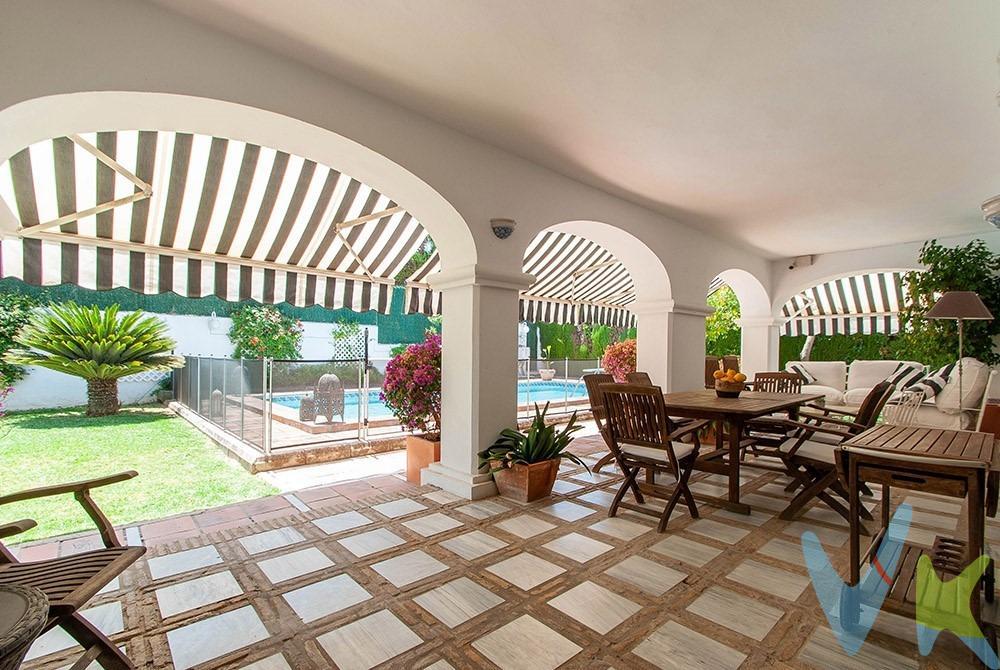 ESPECTACULAR Chalet Independiente en la exclusiva urbanización de Sevilla, La Motilla. A menos de 20 minutos de Sevilla. Esta magnífica propiedad se distribuye en 3 plantas, con estancias muy espaciosas, todas ellas exteriores ofreciendo un lugar ideal para crear una familia y disfrutar de ella. Esta casa cuenta con 4 dormitorios de amplias dimensiones y 4 baños, lo que la convierte en el hogar perfecto para familias numerosas o aquellos que deseen espacio adicional para invitados. . Además, dispone de un amplio salón-comedor con una preciosa chimenea y grandes ventanales que comunican al exterior con un porche encantador con unas agradables vistas al jardín y a la piscina, donde se puede disfrutar de momentos de relax y entretenimiento al aire libre. . Adicionalmente, cuenta con una acogedora sala de estar con un bonito ventanal, rincón perfecto para una buena lectura o momentos de tranquilidad. Todas estas estancias están bañadas de una luz realmente cálida acogedora, que hace que una vez que entras lo sientas como tu propio hogar. Además, tanto la planta baja como la planta alta tienen suelo radiante, lo que hace que la casa mantenga una temperatura ideal, sobre todo en épocas más frías. . Otra de las características a destacar de esta gran propiedad es su enorme planta sótano, donde confluyen distintos espacios con distintos usos, todos ellos con un alto potencial de aprovechamiento. Como se puede observar consta de:. - Una gran sala de estar, habilitada como si fuera un pequeño apartamento, ofreciendo la posibilidad de utilizarlo como espacio especial para invitados o personal de servicio, abastecido de un baño completo. - Una bodega, espacio perfecto para disfrutar de esas reuniones con amigos o familiares en un entorno de lo más apropiado. - Un pequeño gimnasio, ideal para poder desconectar del ritmo acelerado de los trabajos de hoy en día. - Un trastero de enormes dimensiones, que siempre viene bien para poder guardar de manera ordenada todas aquellas cosas que no sabemos dónde poner. - Y por último, un espacio para poder guardar 2 automóviles bajo cubierta y puedan estar bien resguardados y cuidados. En cuanto a las instalaciones exteriores, la propiedad cuenta con un precioso jardín  abastecido de riego automático, una estupenda piscina privada, un porche de lo más acogedor y un espacio al aire libre para poder hacer deporte. Todo diseñado para disfrutar al máximo del tiempo libre y del buen clima de Sevilla. Ubicado en el tranquilo y residencial barrio de La Motilla, este chalet ofrece una excelente calidad de vida. El barrio cuenta con una amplia oferta de servicios y comodidades, como colegios de prestigio, centros comerciales y transporte público. Entre los colegios cercanos se encuentra el reconocido Colegio Internacional Alminar, conocido por su excelencia académica y programas educativos de alta calidad. En resumen, este Chalet Independiente en La Motilla es una oportunidad única para aquellos que buscan una propiedad en una ubicación privilegiada.  . Sin duda es el hogar de tus sueños, no pierdas la oportunidad y ¡¡llámanos para visitarla!!. SE VENDE SIN AMUEBLAR. Informamos a nuestros clientes que el precio de venta no incluye lo siguiente: Honorarios de la agencia inmobiliaria, Impuestos (I.T.P., I.V.A. o A.J.D., en su caso) ni otros gastos de la compraventa (gastos de Registro de la Propiedad, Notaría, Gestoría ni de posible Financiación). Documento F.I.S. a disposición del consumidor según Decreto 218/2005 Junta de Andalucía.