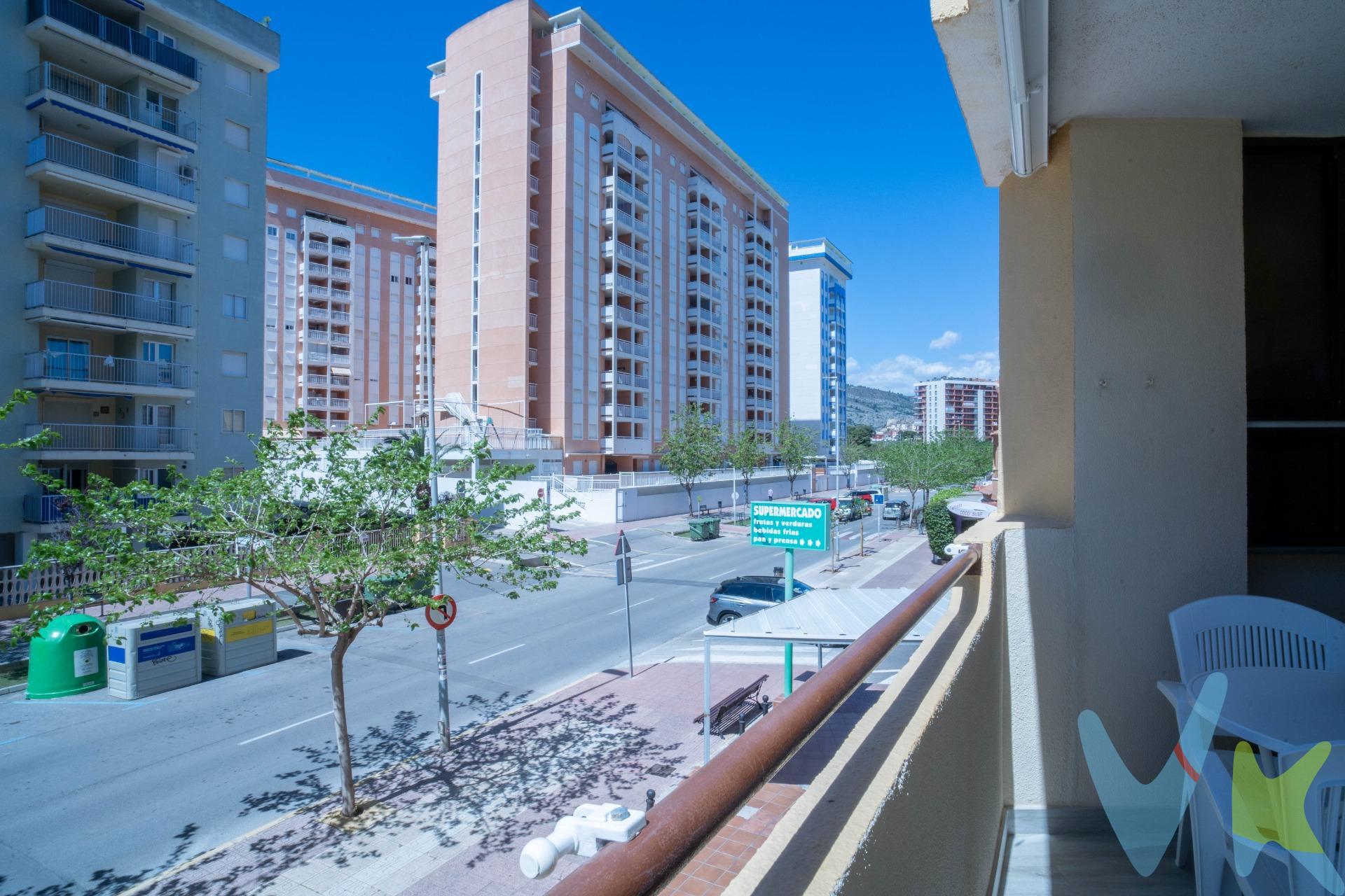 Ubicado en Oropesa del Mar, este encantador apartamento se encuentra a solo 120 metros de la hermosa Playa de la Concha. La propiedad cuenta con una superficie construida de 47.57 m² y está semi reformada, lo que permite personalizarla según sus gustos. Su orientación suroeste asegura abundante luz natural durante todo el día. El inmueble dispone de una acogedora habitación doble y un baño completo, salón comedor con cocina americana y amplia terraza con acceso tanto desde el salón como de la habitación, ideal para disfrutar tanto como residencia habitual o segunda vivienda vacacional. La Concha, con forma de bahía, te ofrece un mar en calma apto para todos los públicos. Columpios y toboganes; hamacas y sombrillas te esperan. Completamente accesible, la playa de La Concha es también el centro de las actividades lúdicas. Un bello atardecer prolongará tu estancia hasta la hora del aperitivo y un cielo plagado de estrellas espera tu paseo nocturno. Esta maravillosa playa cuenta con los distintivos de Bandera Azul, ISO14001, SICTED (Sistema Integral de Calidad Turística en Destino) y “Q” Qualitur. Además, podrá deleitarse con agradables vistas desde su terraza privada mientras disfruta del aire fresco marino. Las zonas infantiles cercanas son perfectas para familias; así mismo, encontrará paradas autobús muy próximas al edificio facilitando los desplazamientos por toda la localidad. El precio es altamente competitivo, ofreciendo no solo comodidad sino también una excelente oportunidad inmobiliaria en esta popular zona costera. Los metros útiles son aproximados. Este inmueble es en exclusiva, con lo que le facilitamos cualquier información sobre la vivienda. Por este motivo, solicitamos no molesten al propietario, ocupantes de la propiedad, vecinos o conserje de la comunidad. . Muchas gracias por su comprensión. El precio indicado puede sufrir variaciones. En todos los casos los precios expuestos son más impuestos y gastos derivados de la transmisión del inmueble. 