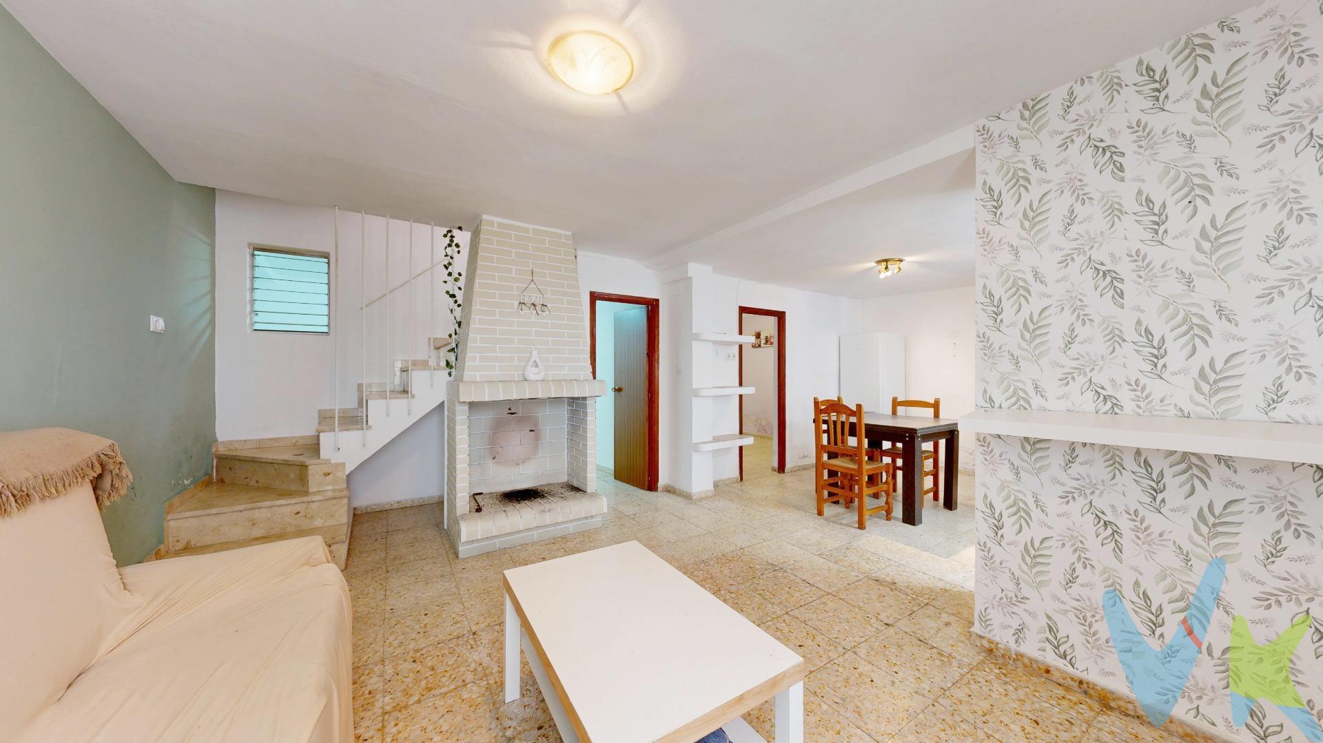  Esta acogedora casa de 140m2, en Sinarcas se distribuye en dos plantas y dos amplias terrazas, esta ubicada en un entorno privilegiado en el corazón de la “campiña” valenciana, rodeada de pinadas, viñedos y bodegas. Al entrar a la casa, nos recibe la primera planta que consta de un amplio salón-comedor, provisto de chimenea, una cocina office, que la hace mas funcional, un baño completo provisto de ducha, un dormitorio doble y uno sencillo junto a las escaleras que nos dan acceso a la segunda planta. En la segunda planta, nos encontramos cinco dormitorios, tres dobles y dos sencillos, en esta planta tenemos una terraza perfecta para poner una zona de descanso al aire libre, con barbacoa y una vistas a la montaña inmejorables, desde esta terraza, encontramos un acceso a una segunda terraza de aproximadamente unos 25 m2. Detalles destacados. 7 habitaciones. Chimenea de leña. Armarios empotrados. Reformada suelo Terrazas. Puerta blindada. Ventanales de aluminio. Amplia Terraza. Solárium. La casa se encuentra en buen estado, lista para entrar a vivir y con un gran potencial para reformar a tu gusto, no dejes pasar esta oportunidad. No dudes en consultar con nuestro departamento financiero para obtener más información. El mobiliario que aparece en las fotos no está incluido en el precio,. En el precio del inmueble no están incluidos los gastos de la compraventa ni los honorarios de la agencia. Para obtener más información o para programar una visita, ¡contáctanos hoy mismo!. 