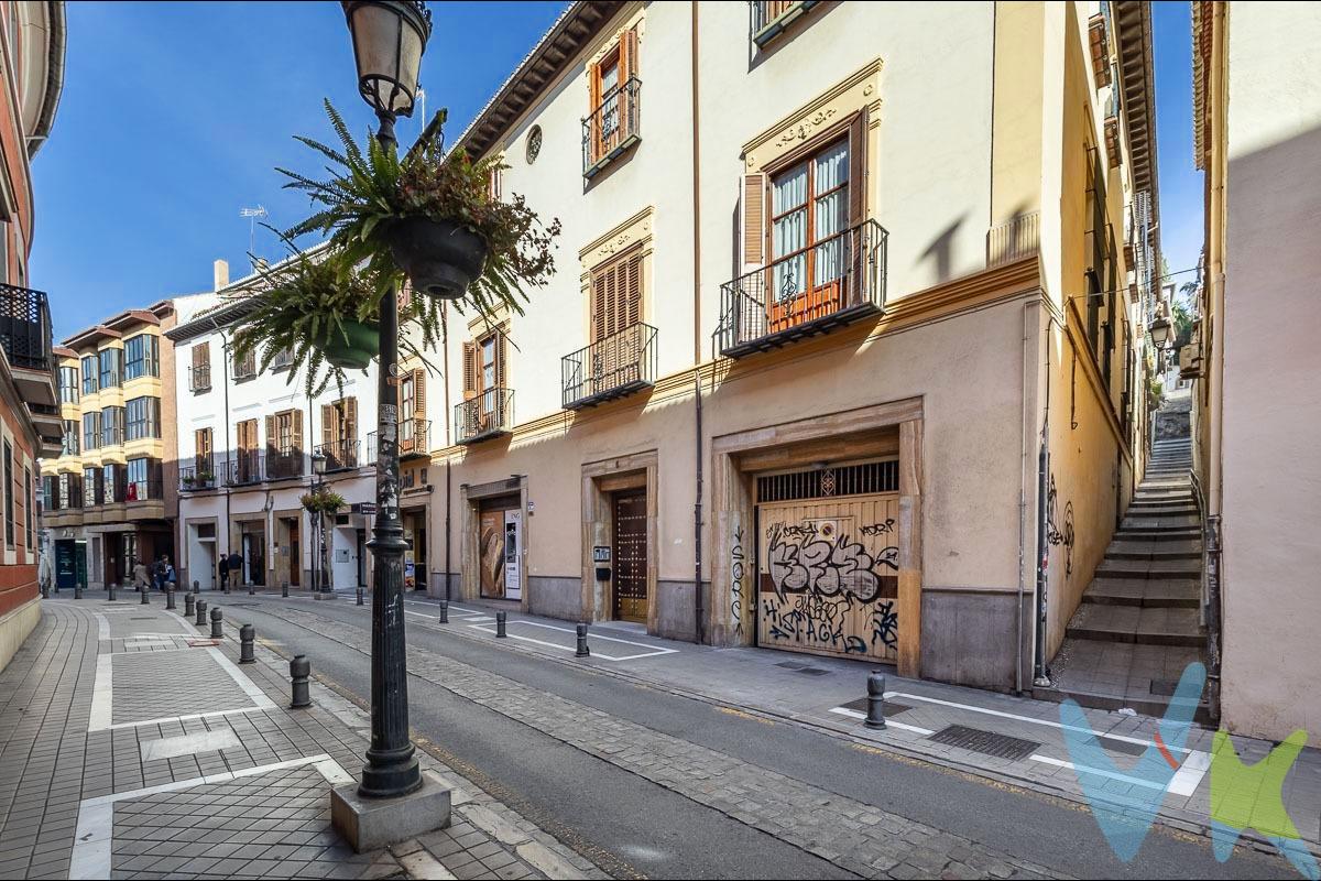 Vivienda en pleno centro de Granada, junto a Isabel la Católica. Se vende primera planta de casa en una ubicación inmejorable, en el corazón de Granada, a escasos pasos de Isabel la Católica. La vivienda cuenta con 2 dormitorios, salón luminoso, cocina independiente con despensa, baño completo y salida a terraza interior, ideal como desahogo y zona tranquila. Se vende amueblado. El piso fue reformado integralmente hace 10 años, por lo que se encuentra en muy buen estado, listo para entrar a vivir. Como valor añadido, existe la posibilidad de construir una planta adicional, lo que lo convierte en una excelente oportunidad tanto para vivienda habitual como inversión en una de las zonas más demandadas de la ciudad. Llámanos para ampliar información!. Ref. N367. * El PVP indicado no incluye impuestos ni gastos de Escritura. * Honorarios agencia no incluidos. * Las superficies expresadas en esta página tienen carácter descriptivo y son aproximadas. * Los precios pueden ser susceptibles de modificación sin previo aviso. * Esta vivienda se vende CON muebles.