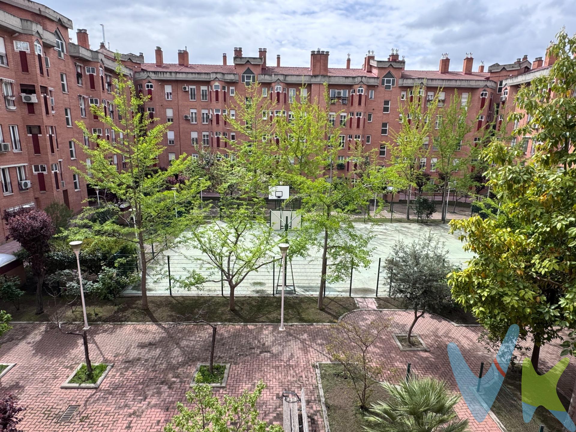 ¡Descubre tu nuevo hogar! Este magnífico piso se encuentra en urbanización privada ubicada en la zona de Palomeras Bajas, Madrid. . Si buscas una vivienda amplia, bien ubicada y con todo a mano, este piso en Palomeras Bajas te va a encajar desde el primer momento. Ofrece una distribución cómoda y funcional, perfecta para familias o para quienes valoran el espacio en su día a día. . Un amplio salón con dos ventanales verticales que dan a la calle. La cocina es rectangular, amueblada y con acceso a una terraza tendedero. Dispone de "cuatro" habitaciones dobles, ideales tanto para descanso como para teletrabajo o zona de estudio 👨‍👩‍👧‍👦. Cuenta con dos baños completos, pensados para facilitar la rutina diaria sin esperas ni complicaciones 🚿. La vivienda se encuentra en buen estado, lista para entrar a vivir. Aquí no hay que pensar en reformas: es llegar, instalarte… y empezar a disfrutar 🛠️. Excelente carpintería exterior y las persianas están automatizadas. Y sí, incluye plaza de garaje 🚗. En Madrid, esto no es un extra… es comodidad, es tranquilidad. Conexión directa con el centro de Madrid, uno de los puntos fuertes de esta zona es lo bien comunicada que está:. Cercanías Renfe (El Pozo / Asamblea de Madrid-Entrevías) a pocos minutos:. ➝ Llegas a Atocha en unos 5-10 minutos. Metro cercano (Línea 1) con estaciones como Portazgo o Buenos Aires. ➝ Conexión directa con Sol, Gran Vía y el centro. Varias líneas de autobús (57, 136, 144, entre otras) con paradas a escasos minutos andando. Servicio nocturno (N11), porque Madrid no se apaga. Resultado: puedes estar en el centro en menos de lo que tardas en decidir qué ver en Netflix. Servicios que hacen la vida fácil (y cómoda de verdad). Vivir en Palomeras Bajas es tenerlo todo cerca, sin necesidad de coger el coche para cada cosa:. Colegios e institutos en la zona, perfectos para familias. Supermercados y comercio de barrio, para el día a día sin complicaciones. Farmacias y centros de salud, a pocos minutos. Restaurantes, bares y cafeterías, porque el ocio también cuenta. Zonas verdes y espacios para pasear, ideales para desconectar. Es uno de esos barrios donde puedes hacer vida de verdad, de la de bajar a por el pan y terminar charlando. Una oportunidad que no aparece todos los días. Pisos de este tamaño, con buena distribución, garaje y esta conexión con Madrid… no duran mucho en el mercado. *Certificación Energética: "D". 📞 Llama hoy mismo y ven a conocer tu nuevo hogar en Madrid!. Es importante mencionar que los impuestos y gastos (ITP o IVA, notaría, registro, gestoría, tasación, etc.) no están incluidos en el precio. 👉 Llámanos o escríbenos y ven a verlo. Porque hay casas que se anuncian… y otras que se venden solas cuando entras por la puerta. 