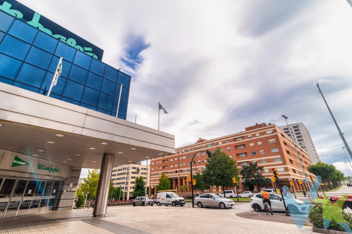 Justo enfrente del Corte Inglés, en una de las zonas mejor urbanizadas de Gijón, os ofrecemos esta vivienda de tres dormitorios, dos baños, garaje y trastero, totalmente exterior La vivienda, es una planta primera, se encuentra situada en la intersección de la Avda. de Oviedo con la calle Velázquez.Se distribuye en tres amplias habitaciones, una de ellas con vestidor y baño en suite con ventana, cocina independiente con zona de tendal/lavandería, salón comedor  y un recibidor con armario/despensaToda la vivienda es exterior, con orientación sur oeste, y vistas a zonas verdes,  lo que le proporciona gran luminosidad y calidez.Es una vivienda libre, construida en el año 2003, con fachada de ladrillo. y acceso a través de una amplia zona común.Esta propiedad se encuentra en buen estado de conservación, dispone de caldera de gas ciudad con servicios individuales, ventanas de PVC con doble acristalamiento, suelos cerámicos en los cuartos húmedos y de tarima en el resto de la viviendaLos baños no tienen barreras arquitectónicas,  como el resto  del edificio, tanto en  a vivienda, como en las zona comunes.Si estás buscando una vivienda en buen estado, luminosa, bien situada, con todos los servicios y comodidades para ti y tu familia, no dejes escapar esta oportunidad y solicita hoy mismo un visitaEn el precio no están incluidos gastos de notaría, registro de la propiedad e impuesto de transmisiones patrimoniales