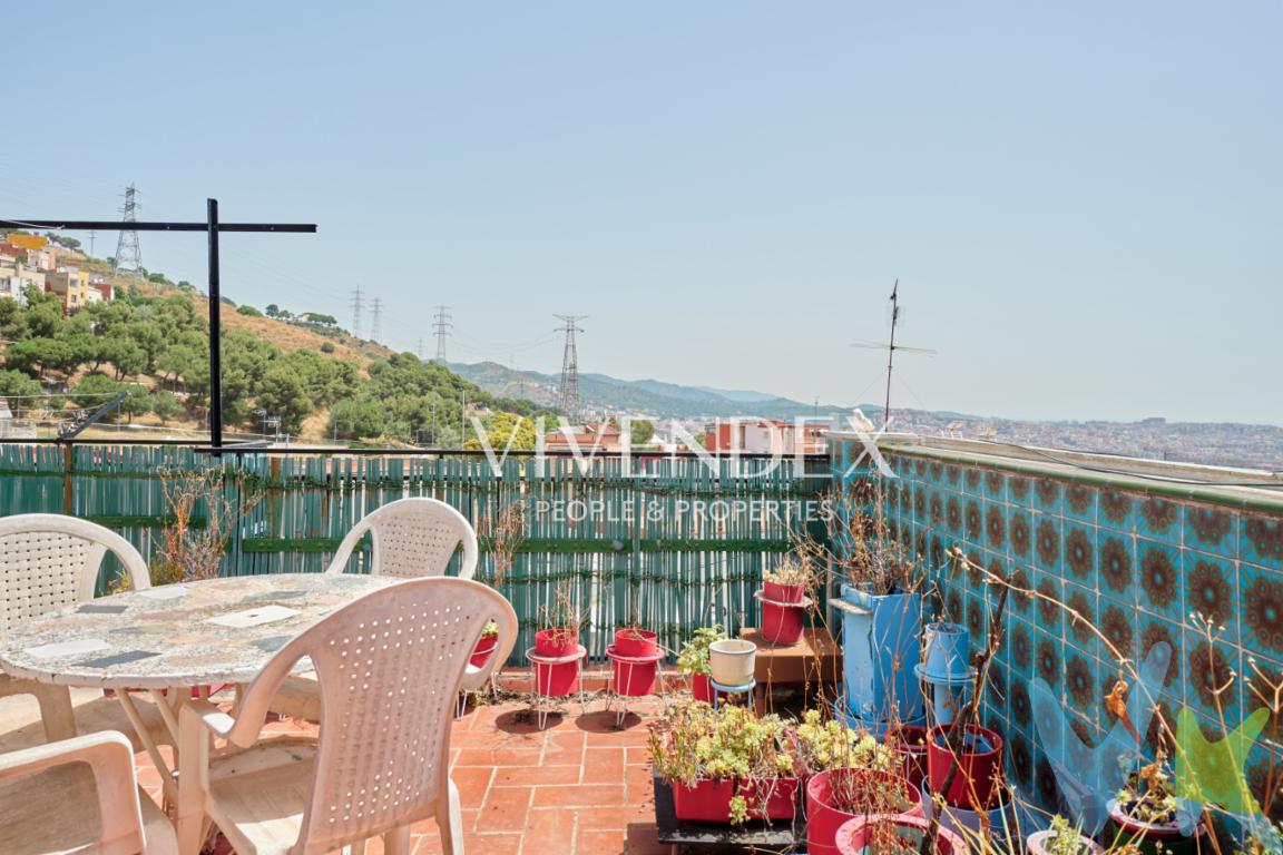 ¡Espectacular sobreático con 2 terrazas y muchísimo potencial en Roquetes! Si buscas un hogar luminoso, con amplios espacios exteriores y la oportunidad de adaptarlo totalmente a tu gusto, este sobreático en Roquetes es ideal para ti. La vivienda se encuentra en un estado que permite entrar a vivir, aunque ofrece una oportunidad excelente para reformar y diseñar la casa de tus sueños aprovechando al máximo sus posibilidades. Cuenta con una distribución fantástica que incluye dos habitaciones, perfectas como dormitorio principal y despacho o cuarto de invitados. El salón-comedor destaca por ser un espacio muy acogedor y luminoso, ideal para el día a día. Además, dispone de una cocina independiente cómoda y funcional. El verdadero punto fuerte del inmueble son sus dos magníficas terrazas privadas, el espacio exterior perfecto para disfrutar del buen tiempo, organizar cenas al aire libre o crear un oasis urbano con vistas despejadas. Al tratarse de una planta sobreático, la vivienda garantiza una luz natural excepcional durante todo el día, mayor privacidad y una gran tranquilidad. Ubicado en el barrio de Roquetes, en una zona residencial tranquila y bien comunicada, rodeada de comercios locales, servicios y transporte público. Un diamante en bruto con infinitas posibilidades. ¡Contacta hoy mismo para programar una visita y venir a conocerlo!El precio de venta no incluye impuestos, gastos de notaría, gestoría ni registro. Asimismo, deberá añadirse un 2% más IVA en concepto de honorarios de agencia, además de los impuestos correspondientes (ITP).CEDULA DE HABITABILIDAD EN TRÁMITE: COD. TRÁMITE 8BBWJN6VZAPI: 3267 AICAT: 1516 FRANCESC QUINTANA RAMOS- VIVENDEX BUSINESS PARTNERS SL.