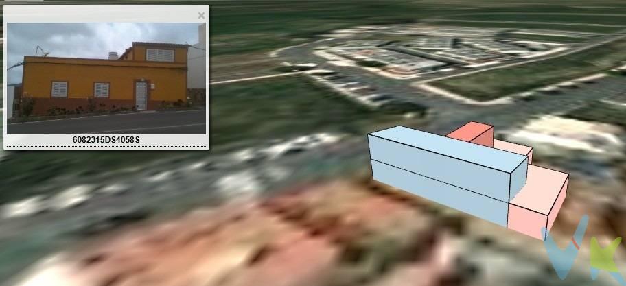 DISPONIBLE EN VENTA. CASA  en la Aveinda de La Cruz, con grandes posibilidades de convertir en 2 ó 3 viviendas, ya que tiene varias entradas. La vivienda es independiente, hace esquina y da a dos calles, lo que permite, en inversión, convertir en varias viviendas para alqular, o tener espacios traseroas para otros usos. Cuenta con 6 dormitorios, salón grande en la principal, azotea transitable, con varias estancias. En la trasera, tiene entrada para una segunda vivienda, con patio, dormitorios, baño y cocina independiente, que también tiene su acceso a la azotea. . DATOS: . 6 habitaciones dobles, 2 baños, cocina sólo muebles, carpintería interior de madera, orientación sureste, carpintería exterior de aluminio. Extras: acceso pmr, agua, apartamento separado, despensa, esquina, luminoso, mirador, patio, terraza, autobuses, céntrico, centros médicos, colegios, parques, supermercados, vistas al mar, vistas despejadas, zona de paso, zonas infantiles. En el precio de venta no están incluidos los gastos propios de la compraventa. 