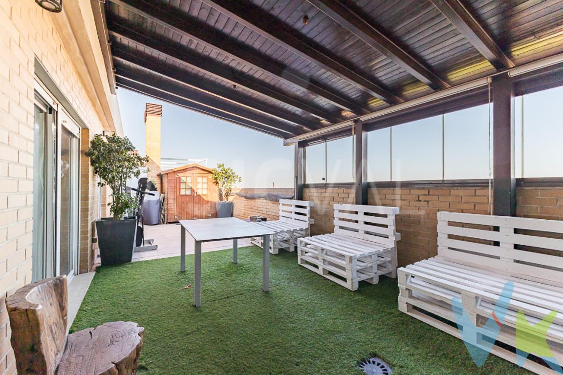 ESPECTACULAR ÁTICO EN UNA SOLA PLANTA. UBICADO EN ZONA TRANQUILA DE ALDAIA: CUARTEL DE LA GUARDIA CIVIL, RODEADO DE TODOS LOS SERVICIOS NECESARIOS DISTRIBUCIÓN DE LA VIVIENDA: 138MTS² recibidor3 habitaciones dobles con armarios empotrados1 habitación individual con armario empotrado2 baños completos con ventanales, exteriores. Uno con plato de ducha y otro con bañera en habitación principalcocina office ampliadespensagaleríasalón comedor de 25mts²ESPECTACULAR TERRAZA DE 58MTS² con zona techada y zona descubiertaSALIDA A LA TERRAZA DESDE SALÓN COMEDOR CALIDADES DE LA VIVIENDA: ÁTICO CON VIVIENDA Y TERRAZA EN UNA SOLA PLANTAFINCA CON ASCENSORsuelo de parquetventanas climalitgas ciudadaire acondicionado por conductoscalefacción (radiadores) PLAZA DE GARAJE Y TRASTERO !!!  LA VIVIENDA UBICADA EN EXCELENTE Y TRANQUILA ZONA DE ALDAIA, ES AMPLIA, CON UNA DISTRIBUCION MUY COMODA Y MUY LUMINOSA. TIENE ACCESO POR LA 5TA ALTURA (SOLO RECIBIDOR) Y POR LA 6TA ALTURA (TODA LA VIVIENDA Y LA TERRAZA). SE ENCUENTRA EN PERFECTO ESTADO Y CON ACTUALIZACIÓN DE BAÑOS MUY MODERNA. L ATERRAZA, DE 58MTS², CUENTA CON UNA ZONA TECHADA Y ZONA DESCUBIERTA.ESPECTACULARES VISTAS DESPEJADAS !!! LOS IMPUESTOS, GASTOS DE NOTARÍA, REGISTRO Y GASTOS DE AGENCIA NO ESTÁN INCLUIDOS EN EL PRECIO DE VENTA.EL MOBILIARIO, ELECTRODOMÉSTICOS Y DECORACIÓN QUE APARECEN EN LAS FOTOGRAFÍAS DE LA VIVIENDA, NO ESTÁN INCLUIDOS EN EL PRECIO DE VENTA.               