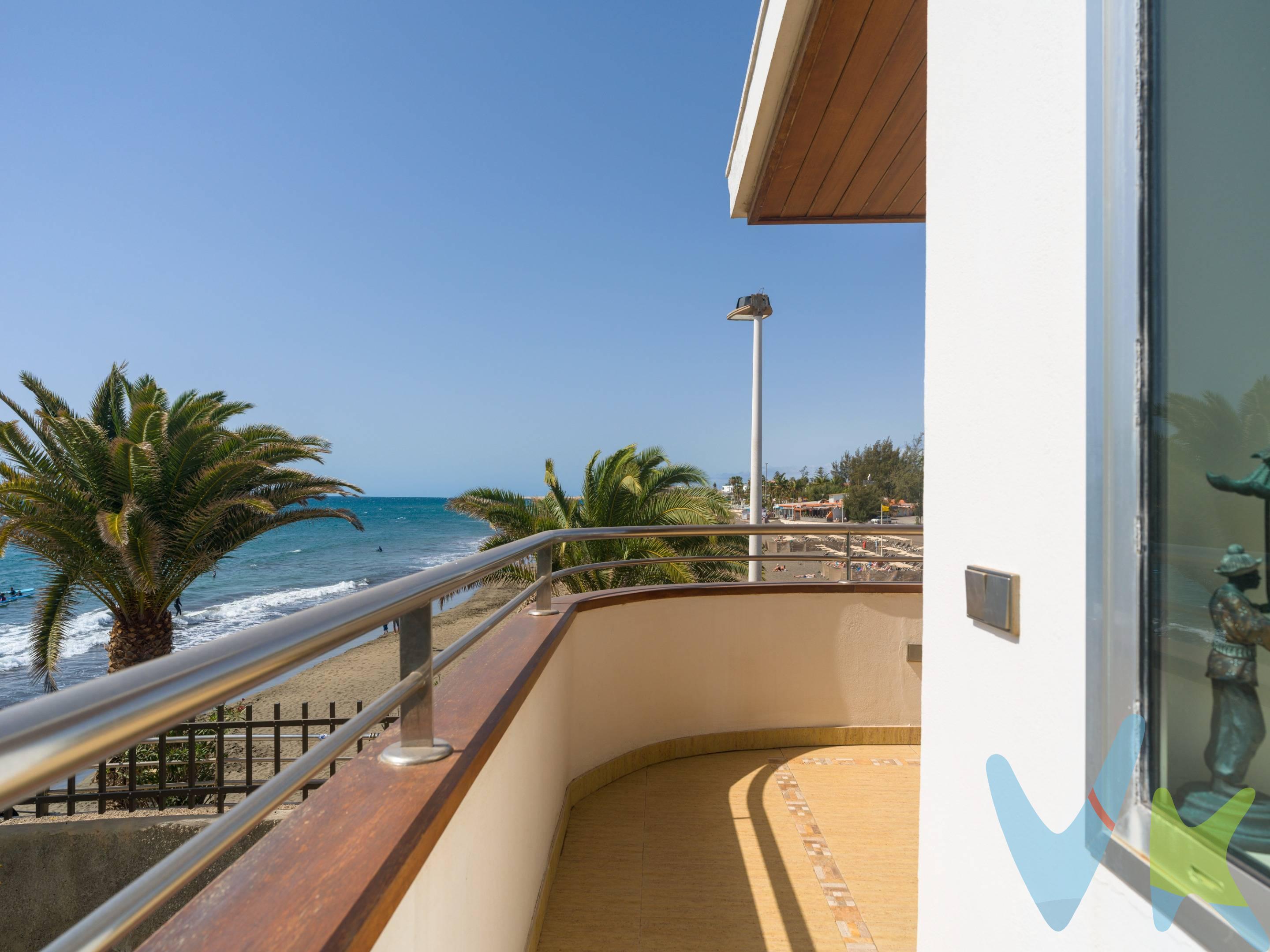 Ubicada en una de las zonas más privilegiadas del sur de la isla, esta maravillosa propiedad ofrece vistas panorámicas al océano, con la sensación única de vivir sobre el propio paseo marítimo… y a escasos pasos de la arena. Construida en parcela aprox. de 445 m², tiene unos 236 m² construidos, diseñados en concepto abierto y elegante que maximiza la luz natural y las  vistas al mar desde prácticamente todas sus estancias. El amplio salón-comedor de espacios abiertos, junto con la cocina totalmente equipada, permiten disfrutar del privilegio de cocinar y vivir mirando al océano, creando una experiencia residencial única. La propiedad tiene de cuatro dormitorios, destaca la espectacular master suite con baño en suite, jacuzzi, terraza privada con hamacas y vistas directas al mar. Además, cuenta con dos dormitorios dobles y un dormitorio sencillo, así como dos baños completos adicionales y un aseo de cortesía. En el exterior encontramos dos amplias terrazas, siendo la principal una impresionante terraza frontal que recorre toda la zona de salón y cocina, perfecta para disfrutar de amaneceres y atardeceres inolvidables. En la parte trasera, una acogedora zona ajardinada con fuente y área de descanso aporta privacidad y encanto. La vivienda ofrece altísimas calidades, con suelos de mármol, aire acondicionado, sistema de cámaras de seguridad perimetrales y puerta blindada, además de dos accesos independientes (principal y de servicio). Se vende completamente amueblada con mobiliario de alta calidad.. existe la opción de compra de un garaje para 3 coches. Con un estilo de vida junto al mar, dispone también de ducha exterior en madera, ideal para refrescarse al regresar directamente de la playa. En la planta inferior, con acceso directo desde el paseo marítimo, encontramos un apartamento independiente tipo estudio, con cocina, zona de estar-dormitorio y baño completo, además de un espacio adicional destinado a trastero. Perfecto para invitados o  zona de ocio.