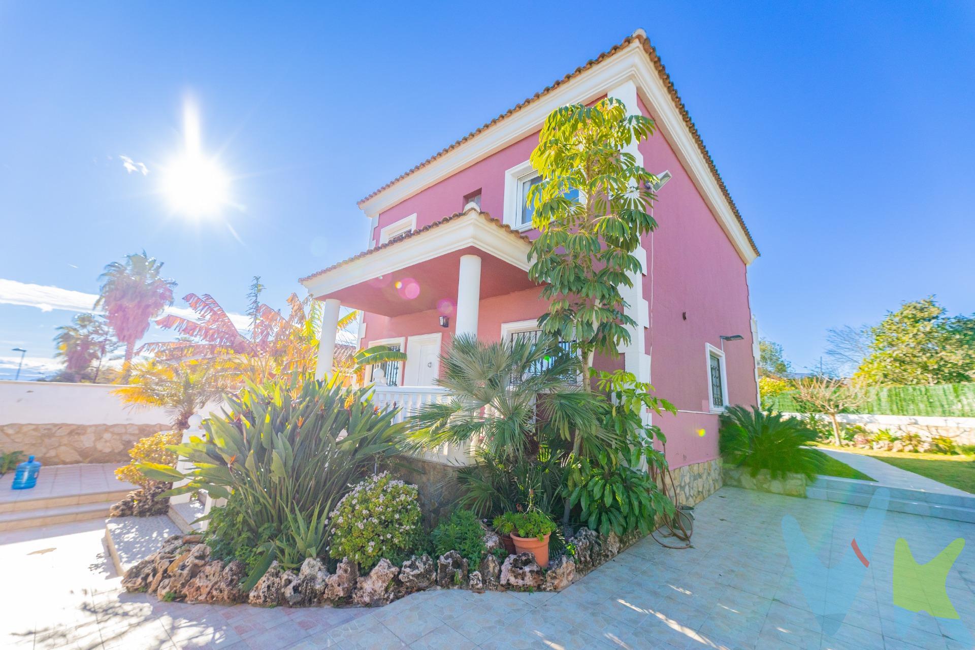 Chalet con encanto con casa de invitados y paellero cubierto en zona residencial de Llíria . Ubicada en una zona residencial tranquila en Llíria, esta propiedad ofrece una excelente combinación de privacidad, confort y calidad de vida, ideal para quienes buscan un entorno cuidado sin renunciar a la cercanía de Valencia. La vivienda se asienta sobre una parcela de 600 m², con espacios exteriores pensados para disfrutarse durante todo el año. ________________________________________. ✨ Distribución de la vivienda principal. Planta baja. •	Amplio salón-comedor con cocina abierta, creando un espacio diáfano, moderno y muy acogedor, con grandes ventanales que proporcionan abundante luz natural y salida directa a la terraza y a la zona del paellero cubierto. Chimenea en el salón, que aporta calidez y carácter. •	Una habitación, ideal como dormitorio, despacho o habitación de invitados. •	Un baño completo, cómodo y funcional para esta planta. Planta superior. •	Tres habitaciones, amplias y luminosas. •	El dormitorio principal destaca por su vestidor y su salida directa a una terraza privada, perfecta para disfrutar de la tranquilidad del entorno. •	Otra de las habitaciones cuenta con un pequeño vestidor. •	Un baño completo que da servicio a esta planta. Una distribución equilibrada, pensada para diferenciar claramente la zona de día y la zona de descanso. Preinstalación de aire por conductos, puerta automática de garaje. ________________________________________. 🔥 Zona exterior y paellero cubierto. El exterior de la vivienda está diseñado para disfrutarlo en cualquier época del año:. •	Paellero cubierto, con acceso directo desde la vivienda, ideal para reuniones, paellas y comidas al aire libre durante todo el año. •	Terraza amplia, conectada con el salón, perfecta como comedor exterior o zona chill out. •	Parcela de 600 m², con espacio suficiente para jardín, ocio y descanso, manteniendo privacidad. ________________________________________. 🏠 Casa de invitados independiente. Como valor añadido, la propiedad dispone de una casa de invitados totalmente independiente, ideal para alojar familiares o invitados con total privacidad. Cuenta con:. •	Salón con cocina integrada y sofá cama. •	Baño completo con ducha. Un espacio versátil, ideal también como despacho, estudio o apartamento auxiliar. ________________________________________. 🌿 Ubicación. Situada en una zona residencial consolidada y tranquila de Llíria, muy valorada por su entorno cuidado, con buena conexión, a 25 min de Valencia y cerca de la naturaleza. ¡No dejes pasar esta ocasión y agenda tu visita hoy mismo! 🏡✨. La descripción y los datos del presente inmueble tienen carácter meramente informativo y en ningún caso contractual. En el precio de la vivienda no están incluidos los honorarios de agencia, gastos de compraventa y/o financiación. Se presenta una edificacion de 155m2 y otra edificacion 43m2 segun consta  en catastro. Dicha finca registral no esta coordinada con catastro. Por mandato expreso del propietario, comercializamos este inmueble en exclusiva compartida, lo que garantiza un servicio de calidad, un trato fácil y personalizado, una gran difusión en nuestras redes compartidas y sin interferencias de terceros. Por este motivo se ruega no molestar al propietario, a los ocupantes de la propiedad, a los vecinos o conserjes del edificio si los hubiera. Si eres una agencia, llámanos colaboraremos contigo. Muchas gracias. . . 