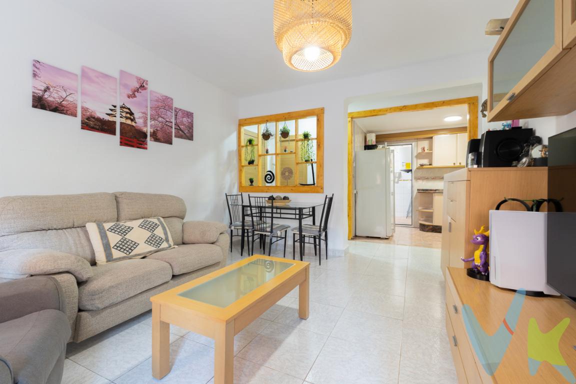 Presentamos una excelente oportunidad para adquirir un acogedor piso ubicado en la encantadora localidad de Alaquàs. Esta vivienda, que se ofrece en venta, se convierte en un lugar perfecto para quienes buscan comodidad y funcionalidad en un entorno tranquilo.Este inmueble, dispone de dos dormitorios, uno de ellos muy amplio con salida al balcón, la cocina es abierta al comedor y  cuenta con una terraza, añadiendo así un espacio extra. El estado actual de la vivienda es perfecto y lista para entrar a vivir, con mejoras como puestas cambiadas y baño reformado, además de encontrase muy bien cuidada y conservada.Una de las ventajas destacables de esta propiedad es su proximidad al transporte público. La cercanía a las paradas de autobús permite una conectividad excelente con el entorno urbano y otras localidades cercanas, facilitando de este modo el desplazamiento diario sin complicaciones.Invertir en este piso asegura un estilo de vida pleno, gracias a la práctica distribución de sus espacios, la calidad de sus acabados, y la tranquilidad que la comunidad de Alaquàs puede ofrecer. El entorno alrededor del edificio está bien dotado de servicios, como supermercados, tiendas y zonas verdes que enriquecen la experiencia de vivir en este lugar con encanto.Este piso es una opción perfecta para familias pequeñas, parejas, o incluso como inversión inmobiliaria, dada la demanda en constante crecimiento de viviendas bien situadas en esta localidad.Aproveche esta oportunidad única para visitar este espléndido piso en Alaquàs y descubrir por sí mismo todo el potencial que ofrece. Concierte una visita para explorar los detalles que hacen de esta propiedad un hogar perfecto donde comenzar una nueva etapa de su vida. La calidad de vida que se puede disfrutar aquí es inigualable, una oportunidad que merece la pena considerar.La descripción del presente inmueble e imágenes tienen mero carácter informativo y en ningún caso carácter contractual, pudiendo ser modificados por la agencia inmobiliaria sin que ello implique responsabilidad alguna frente a terceros.Los gastos, impuestos derivados de la compra y honorarios al comprador no están incluidos en el precio. Para más información y asesoramiento acerca de las opciones de compra, quedamos a tu disposición.Por decisión de los propietarios, gestionamos y comercializamos esta vivienda en multiexclusiva, por lo que un amplio conjunto de agencias inmobiliarias ofrecemos el inmueble con garantías calidad y seguro . Por este motivo, se ruega no molestar a los propietarios. Contacta con nosotrxs y te informaremos de todo!   